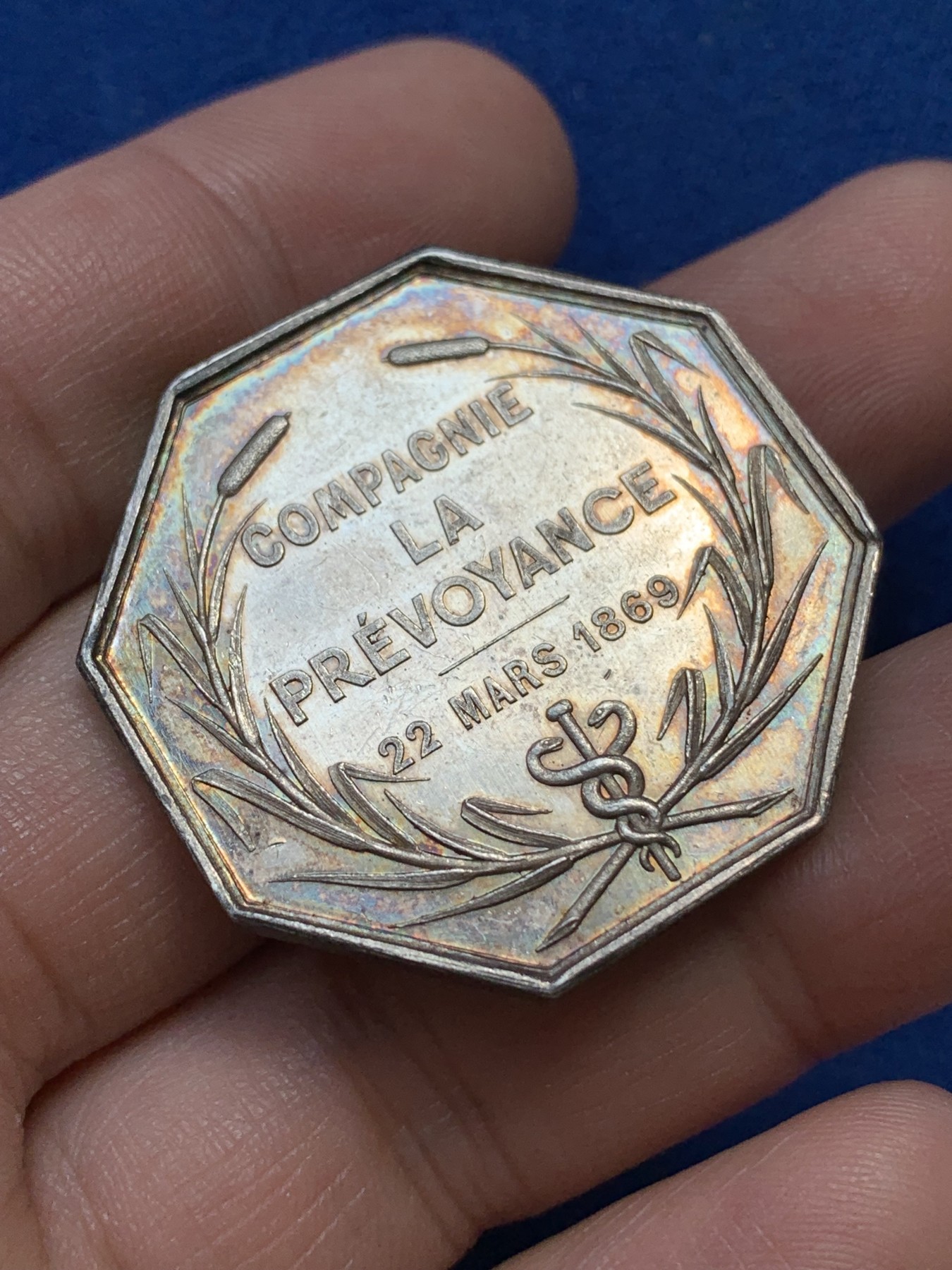 《竞宝斋》第215场-周日，周一 2场 (全场包邮) 法国 1869 先见之明保险公司银质八角代币 海港 女神 帆船 还有装满金银的丰饶角 元素丰富 包浆五彩 稀见品种 蜜蜂边铭银标 36.2mm 18.9克