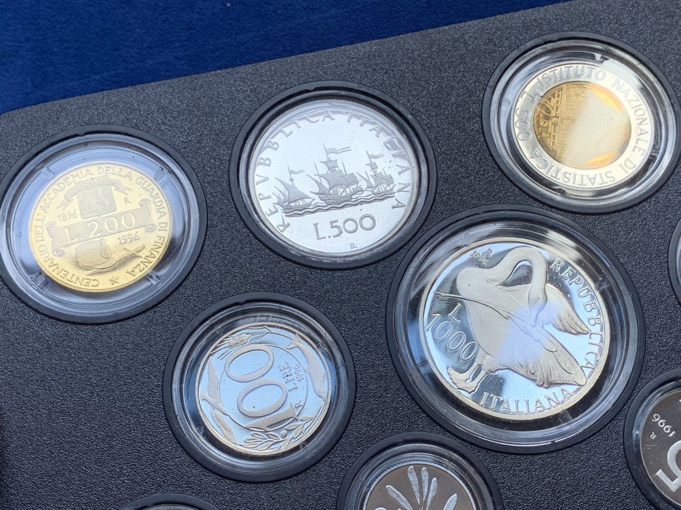 《竞宝斋》第215场-周日，周一 2场 (全场包邮) 意大利1996年精制套币。纪念人物为热那亚诗人——埃乌杰尼奥·蒙塔莱。另200里拉与500里拉双色币也是独年设计