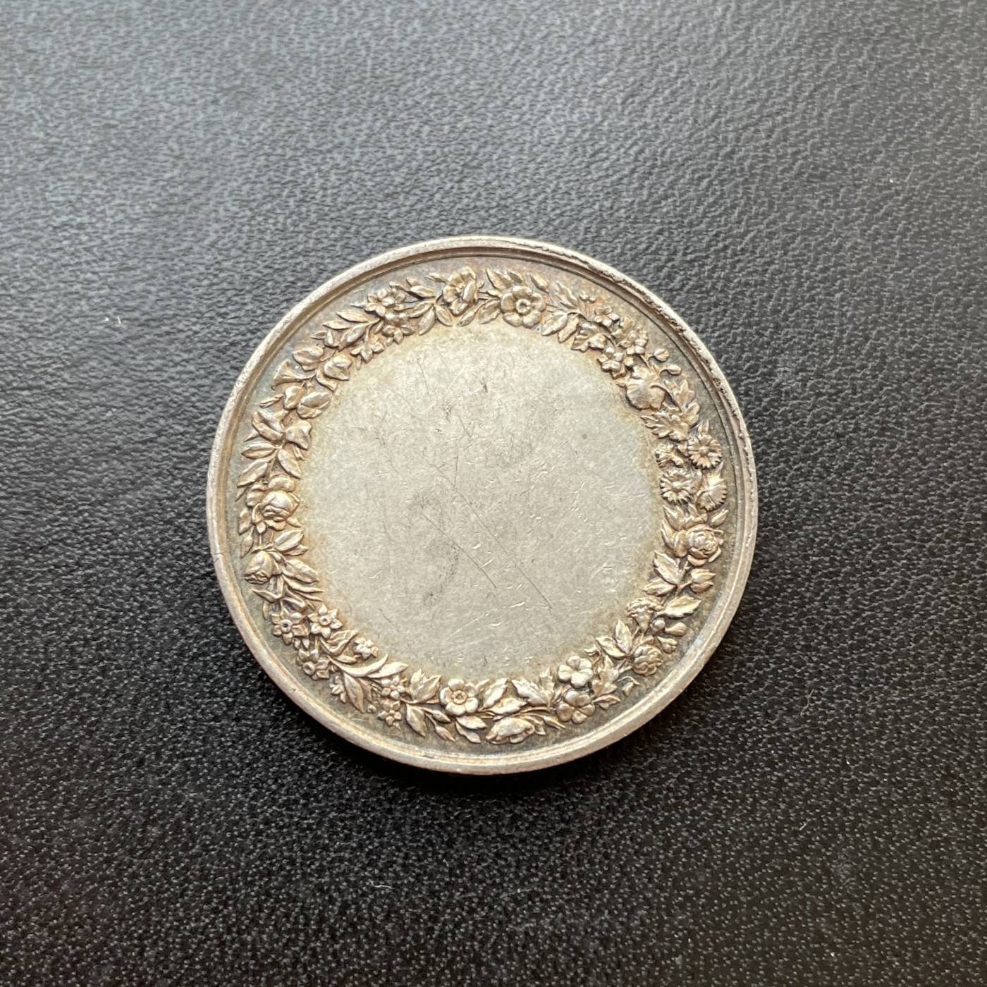 「木头集藏」章牌专场-第33期 法国婚礼银章 直径：27.5mm，10.2g，边铭：手指 ARGENT （1845-1860年）品相不错
