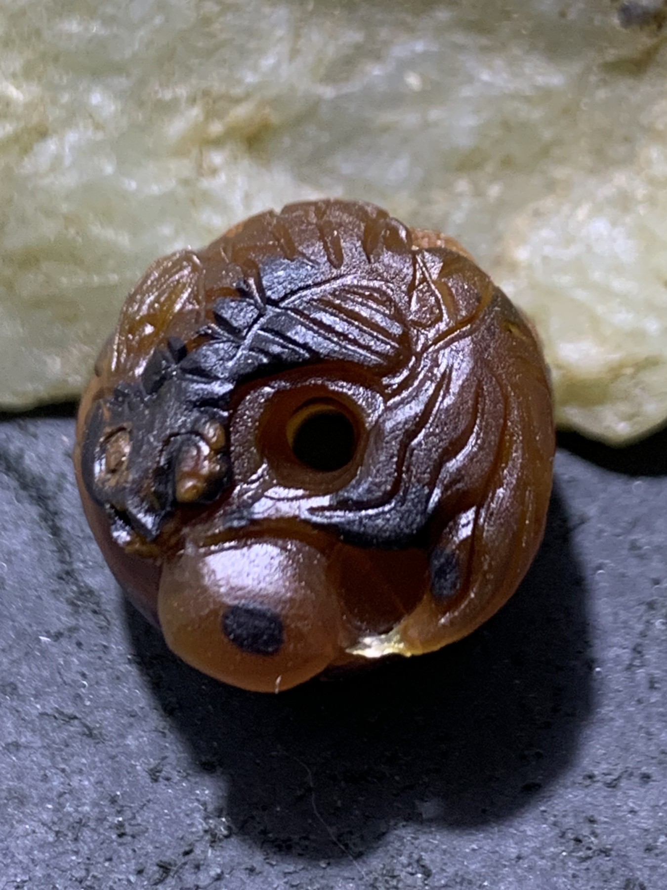 精美亚光高玉化巴西玛瑙手工俏色巧雕金鱼随形桶珠一个！