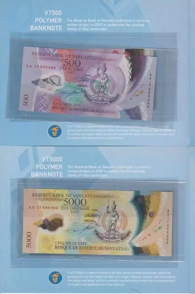 草稿银行第十三期国内外钞票拍卖 - 瓦努阿图2009年 500和5000瓦图 塑料钞 带银行官方册 AA首发冠 开门65号 号码无47罕见 手签 全新品相