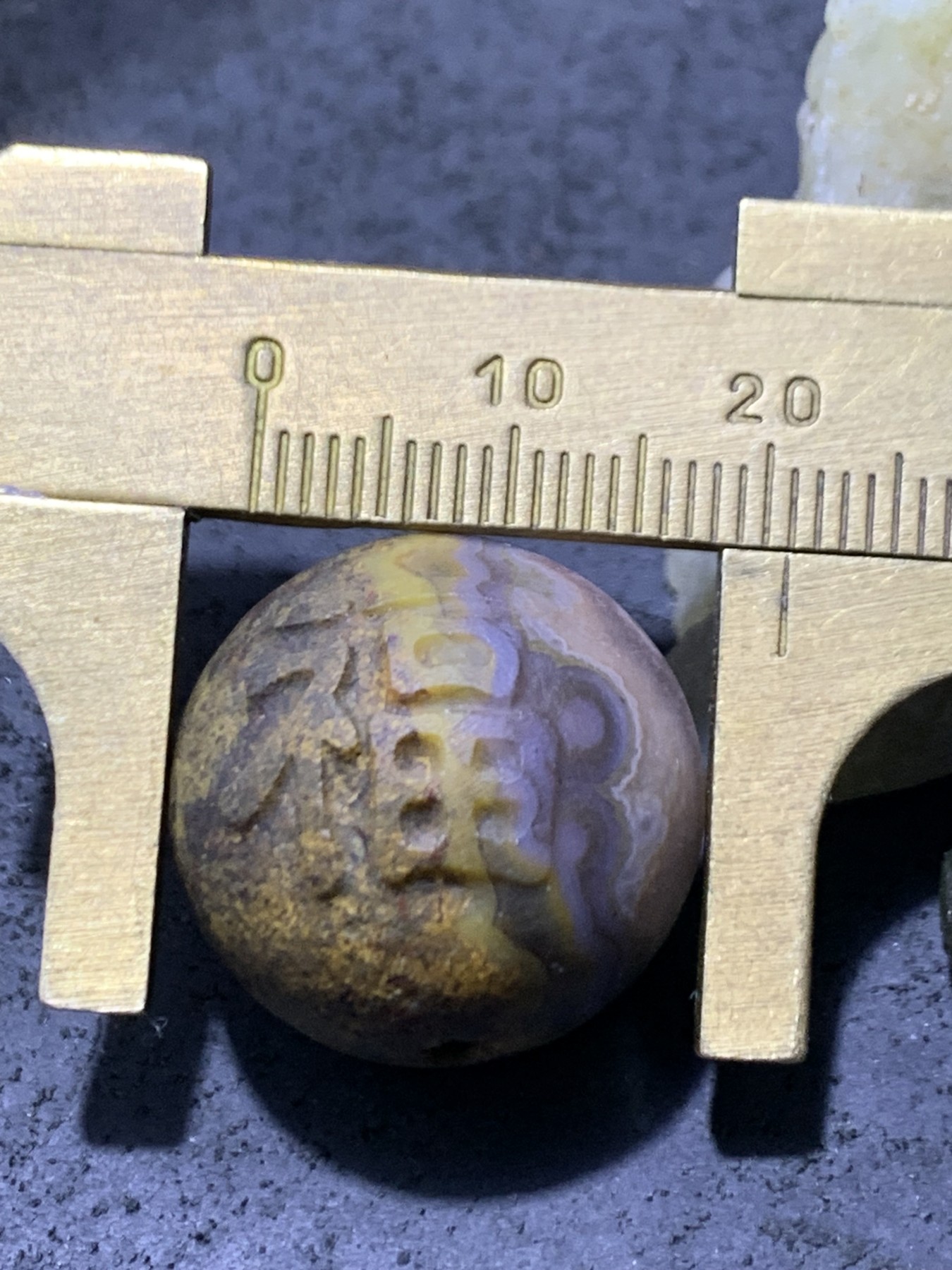 精美亚光风化草花纹战国红玛瑙手工雕刻福字单珠一颗！