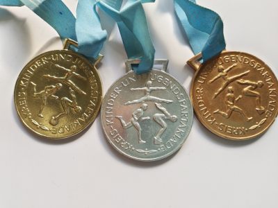 白狐勋赏拍卖第七期11.18专场 - 民主德国青少年运动会金银铜奖牌一套