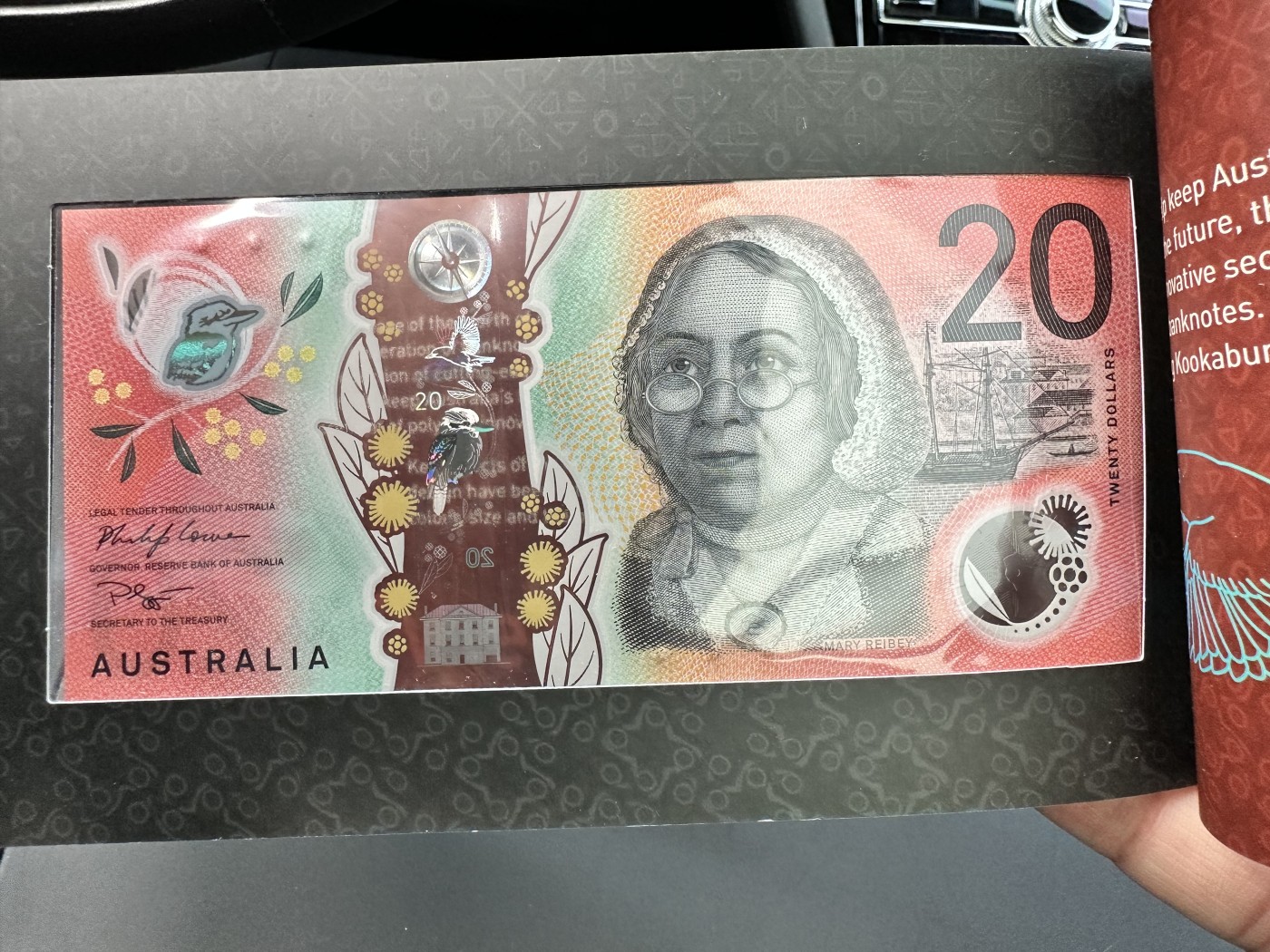 《外钞收藏家》第三百二十九期 最新版澳大利亚20元 全新UNC 带册子