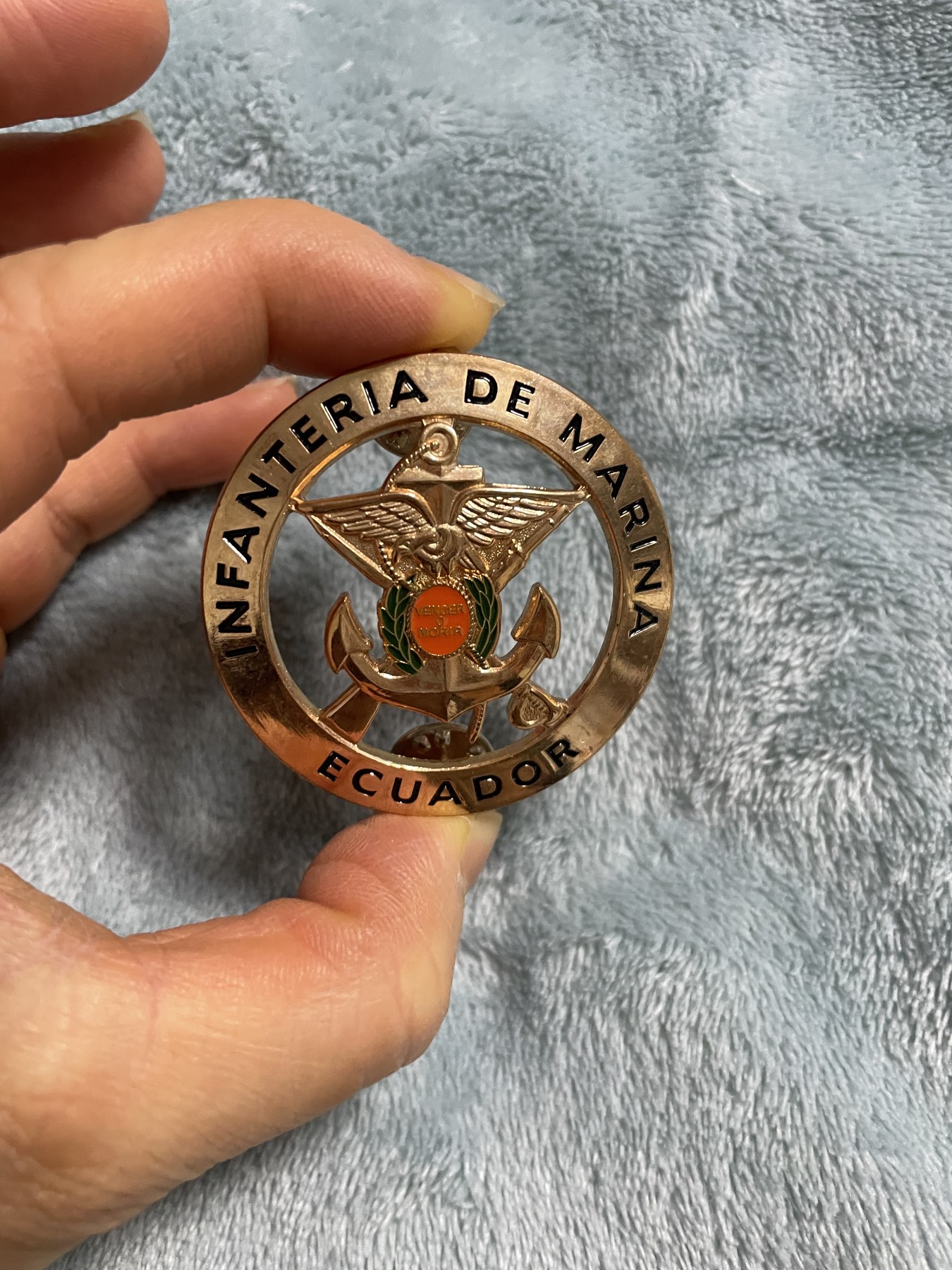 徽章、杂项币专场 厄瓜多尔纪念章，极美品，带锁扣