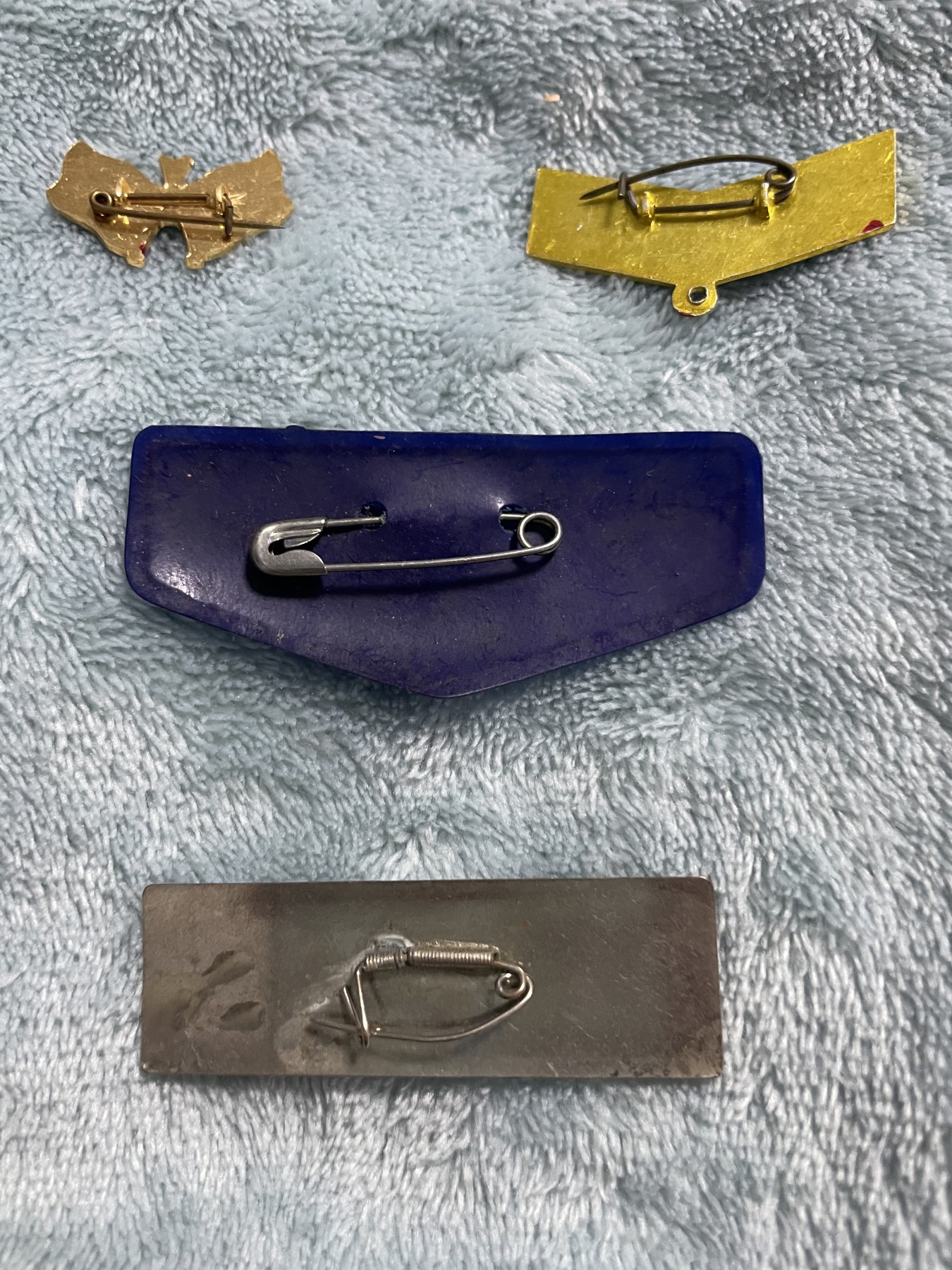 第21场钱币纸币小人书、连环画、瓷器专场 四枚校徽校章合拍，极美品