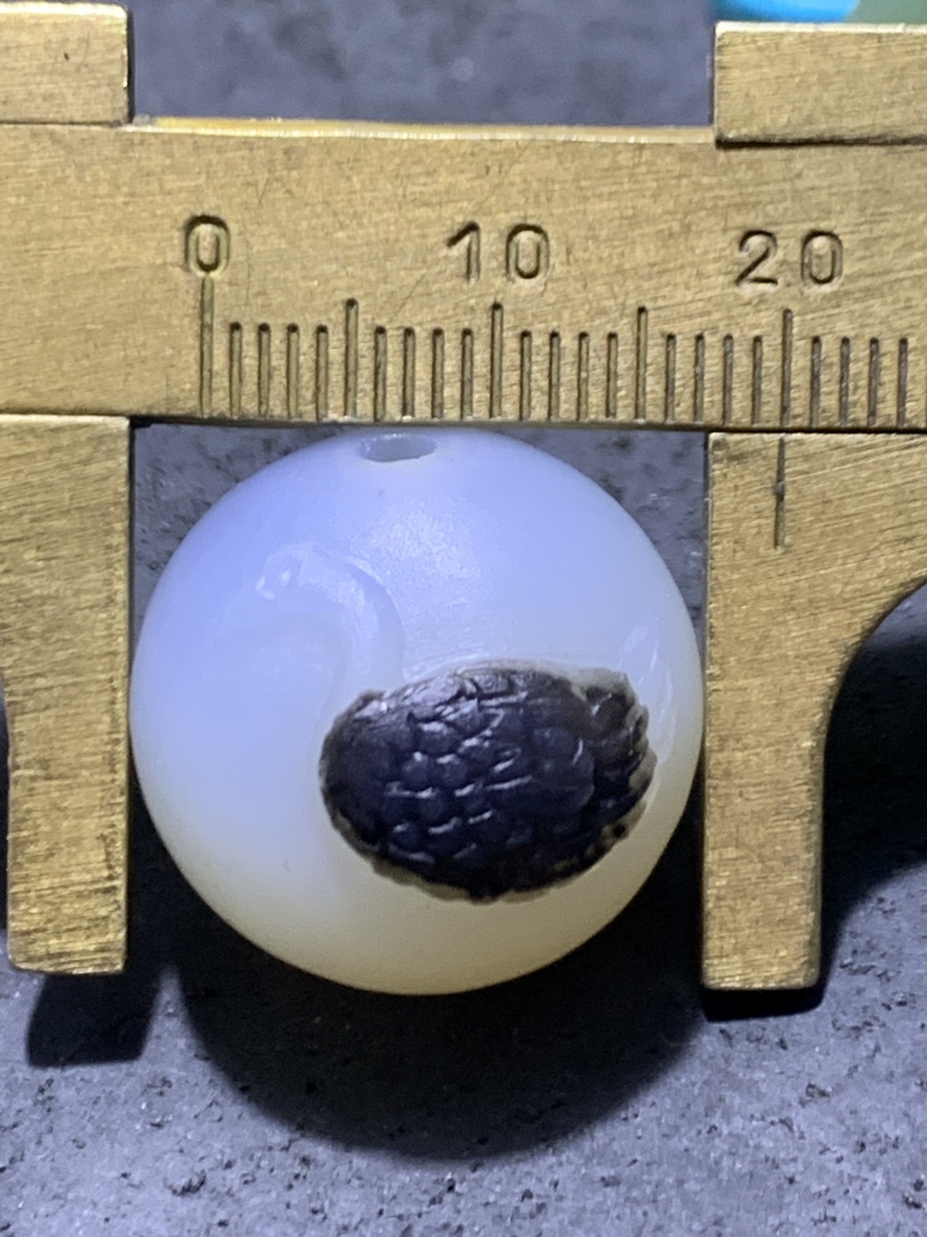 精美高玉化亚光海洋玉髓手工俏色巧雕黑天鹅2.0随形圆珠一个