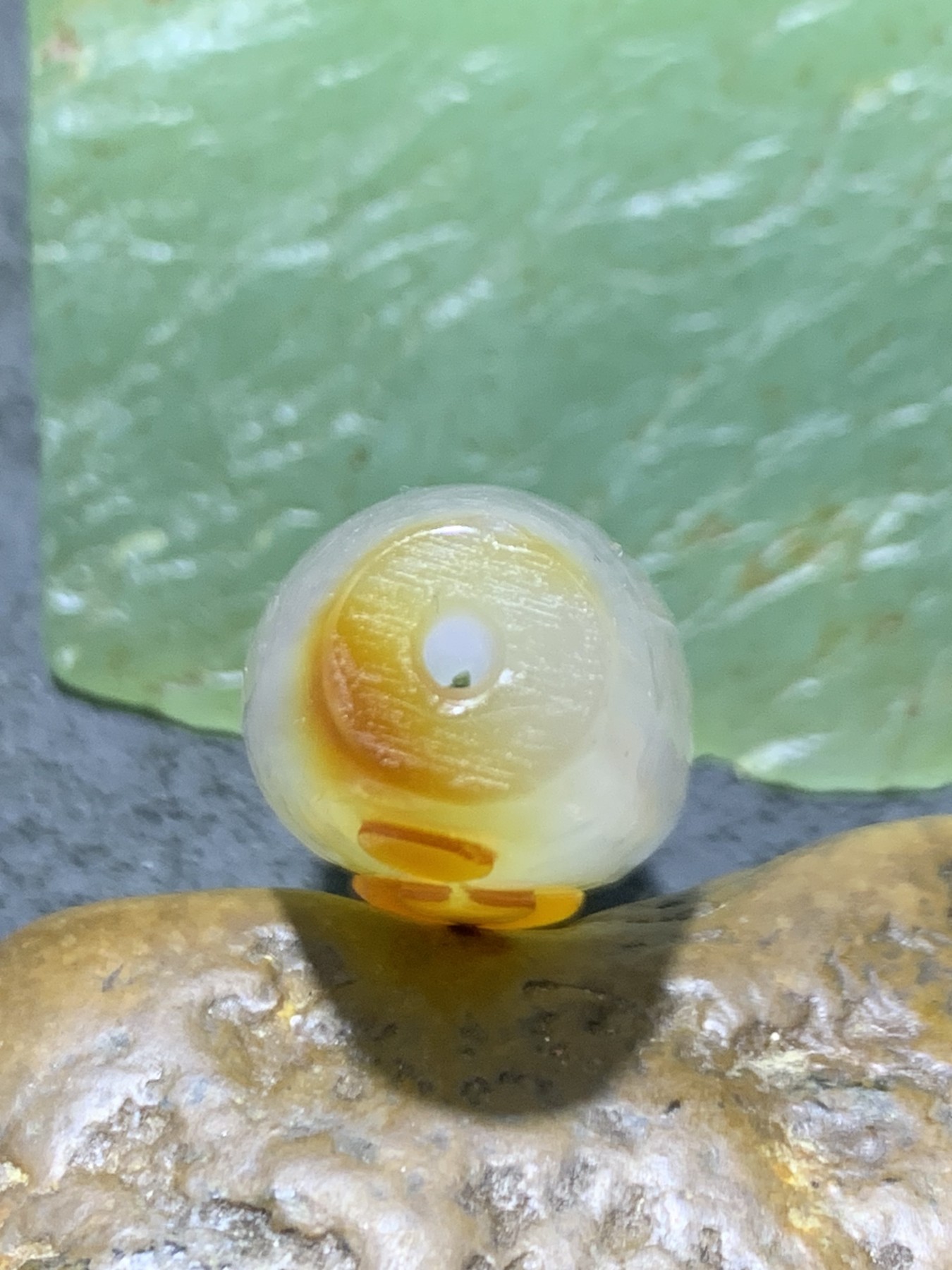 精美高玉化原皮俏色海洋玉髓手工雕刻火烛意境大桶珠一个