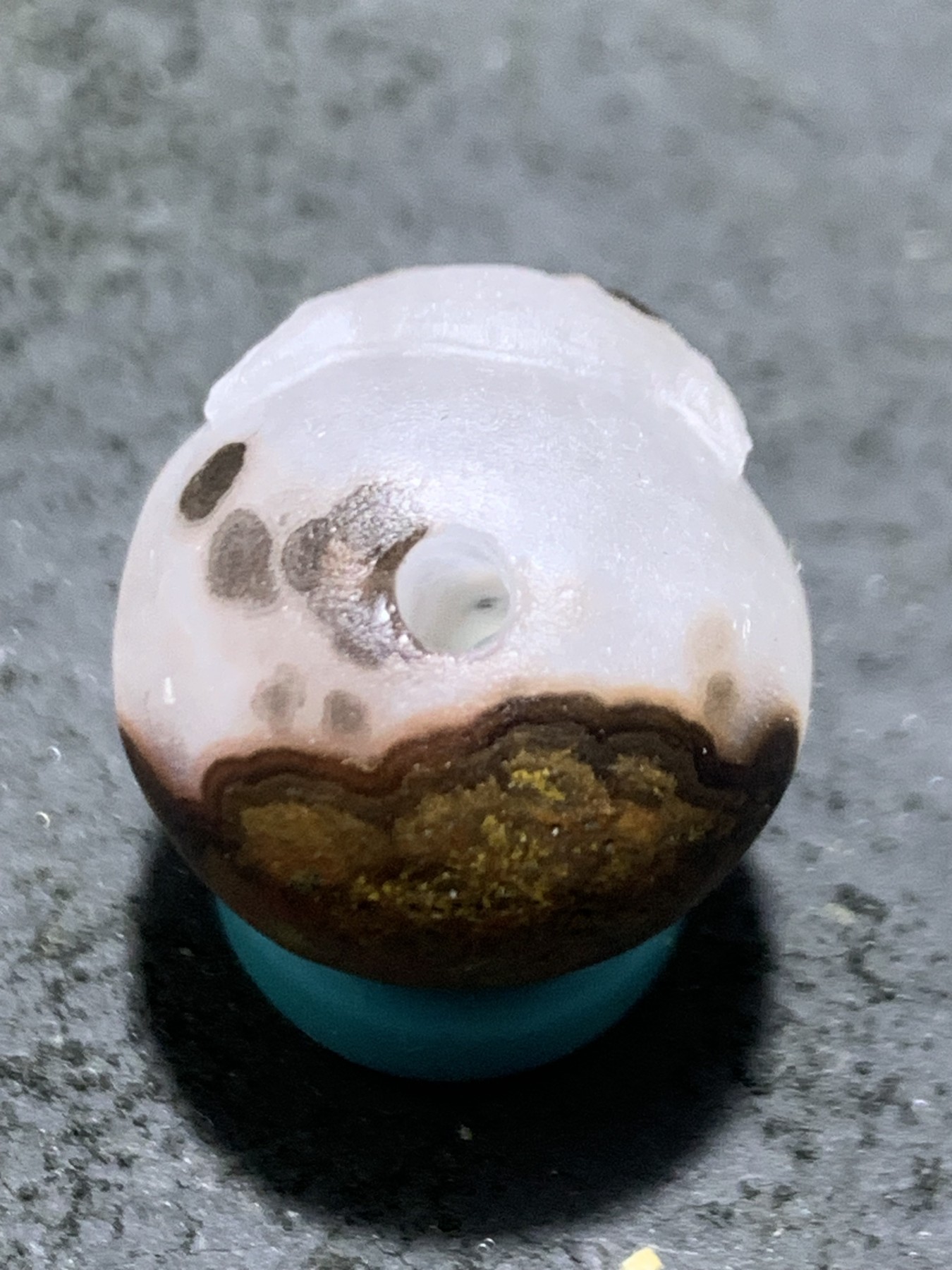 精美冰飘亚光战国红玛瑙手工俏色巧雕招财猫随形圆珠一个