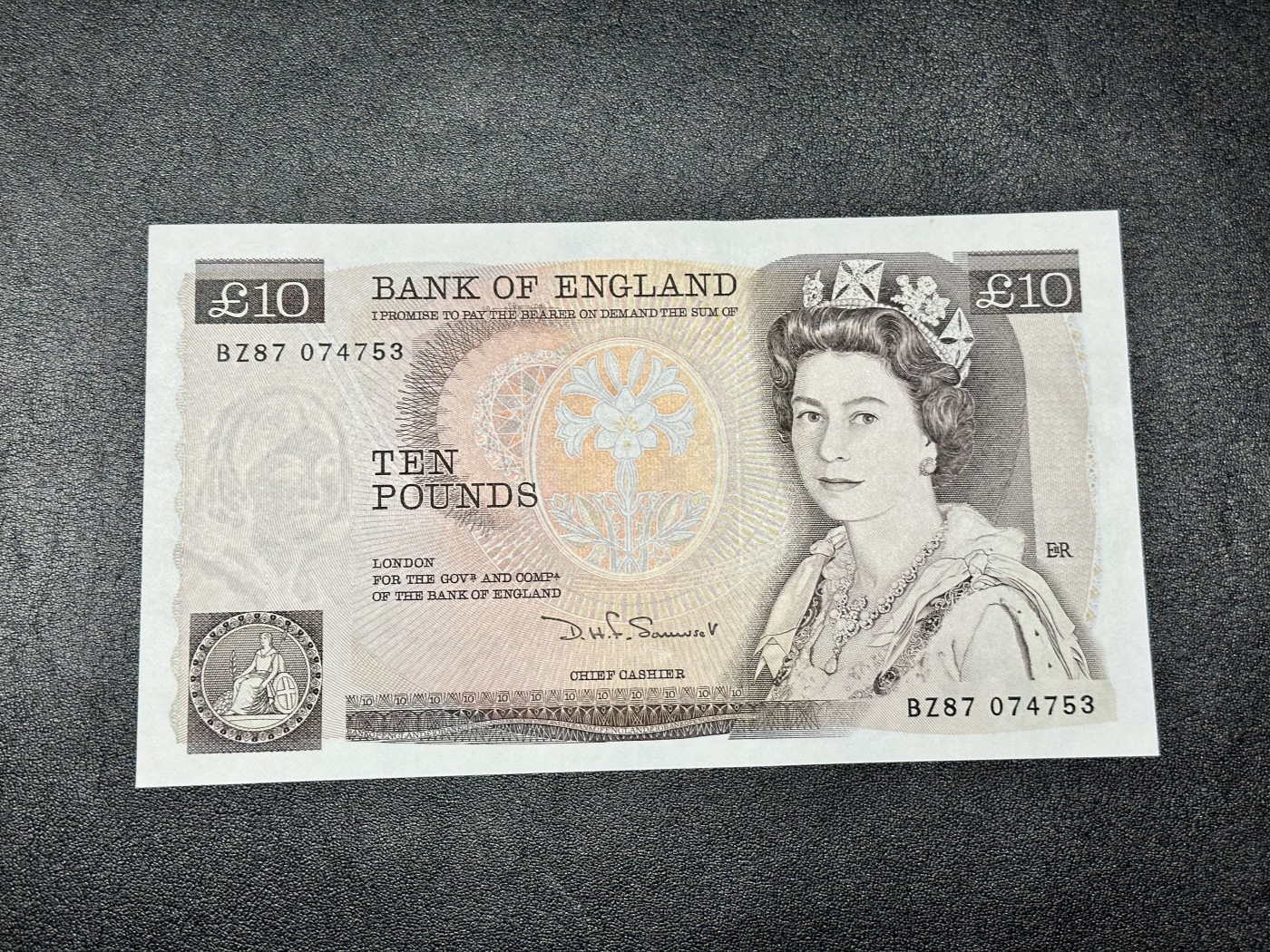 《外钞收藏家》第三百三十一期 英国D序列10镑 全新 有点钞痕 轻微荧光瑕疵