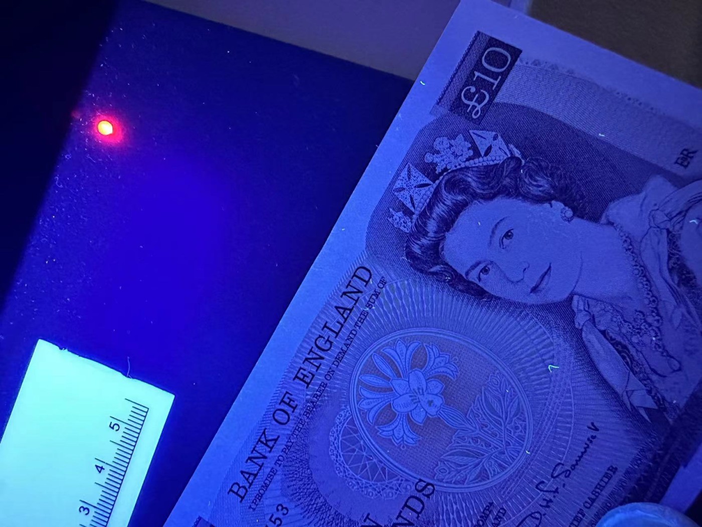 《外钞收藏家》第三百三十一期 英国D序列10镑 全新 有点钞痕 轻微荧光瑕疵