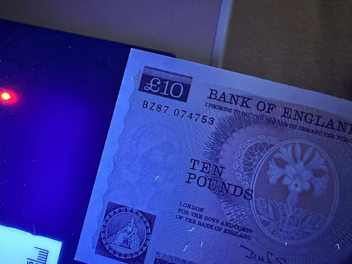 《外钞收藏家》第三百三十一期 英国D序列10镑 全新 有点钞痕 轻微荧光瑕疵