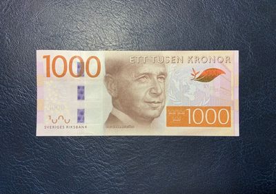 收藏联盟Quantum Auction 第304期拍卖  - 瑞典2015年1000克朗 品相全新UNC 瑞典前外长 第二任联合国秘书长达格·哈马舍尔德