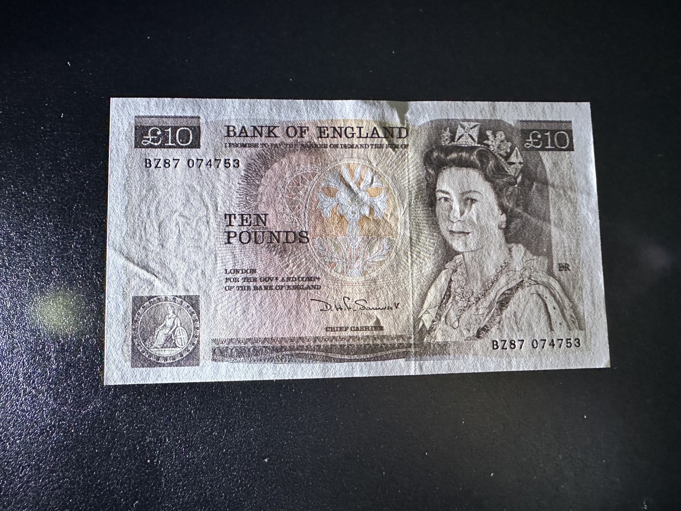 《外钞收藏家》第三百三十一期 英国D序列10镑 全新 有点钞痕 轻微荧光瑕疵