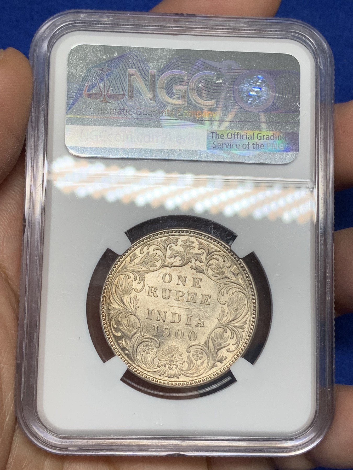 《竞宝斋》第216场-周日，周一 2场 (全场包邮) NGC MS62 印度1900年维多利亚1卢比银币 底板转光好 淡彩包浆