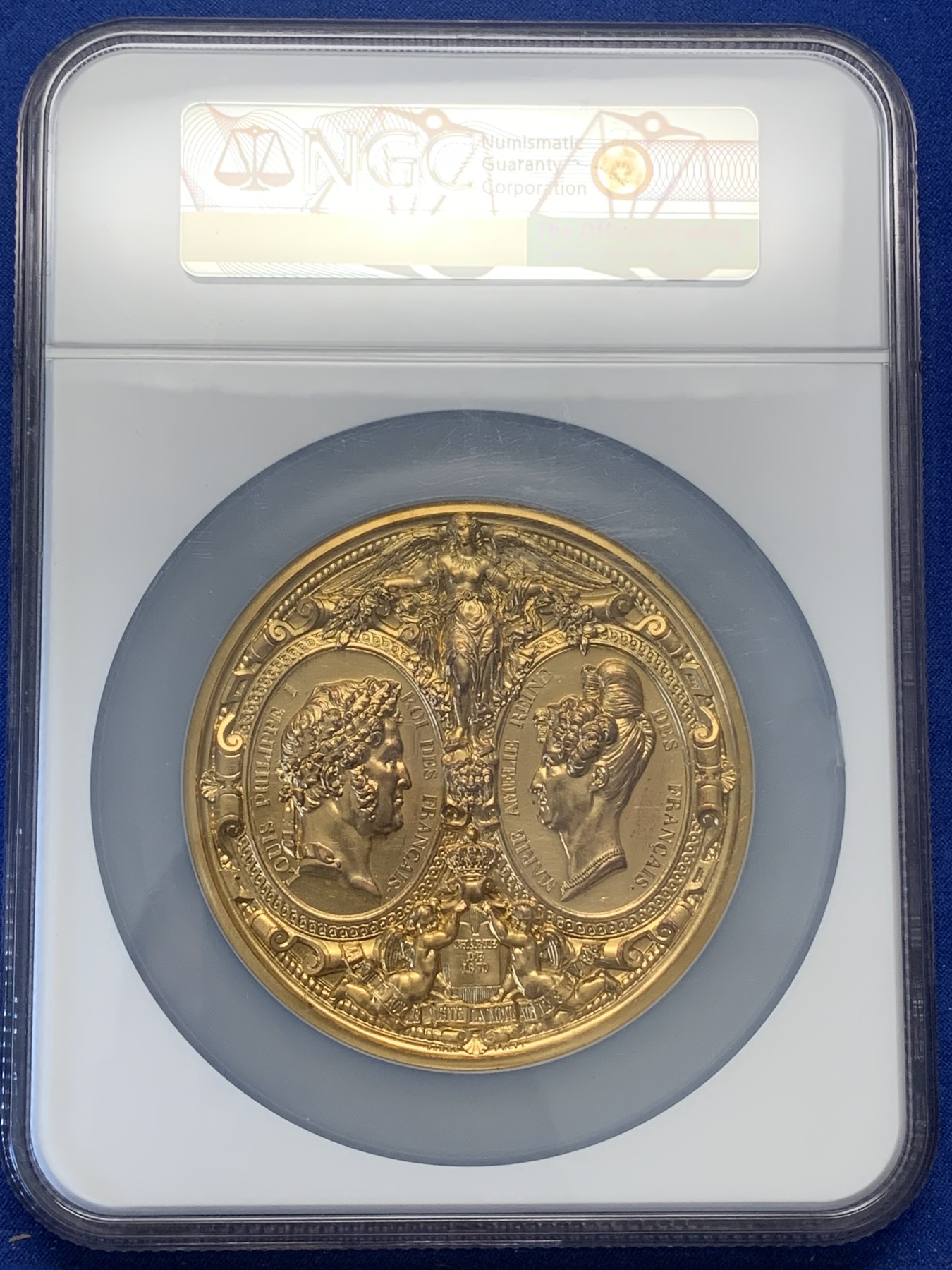 《竞宝斋》第216场-周日，周一 2场 (全场包邮) NGC-MS64 法国 菲利普一世 王室纪念 镀金版超大铜章 和原铸章的细节对比来说应该是原模具后铸，76mm超大规格非常难得