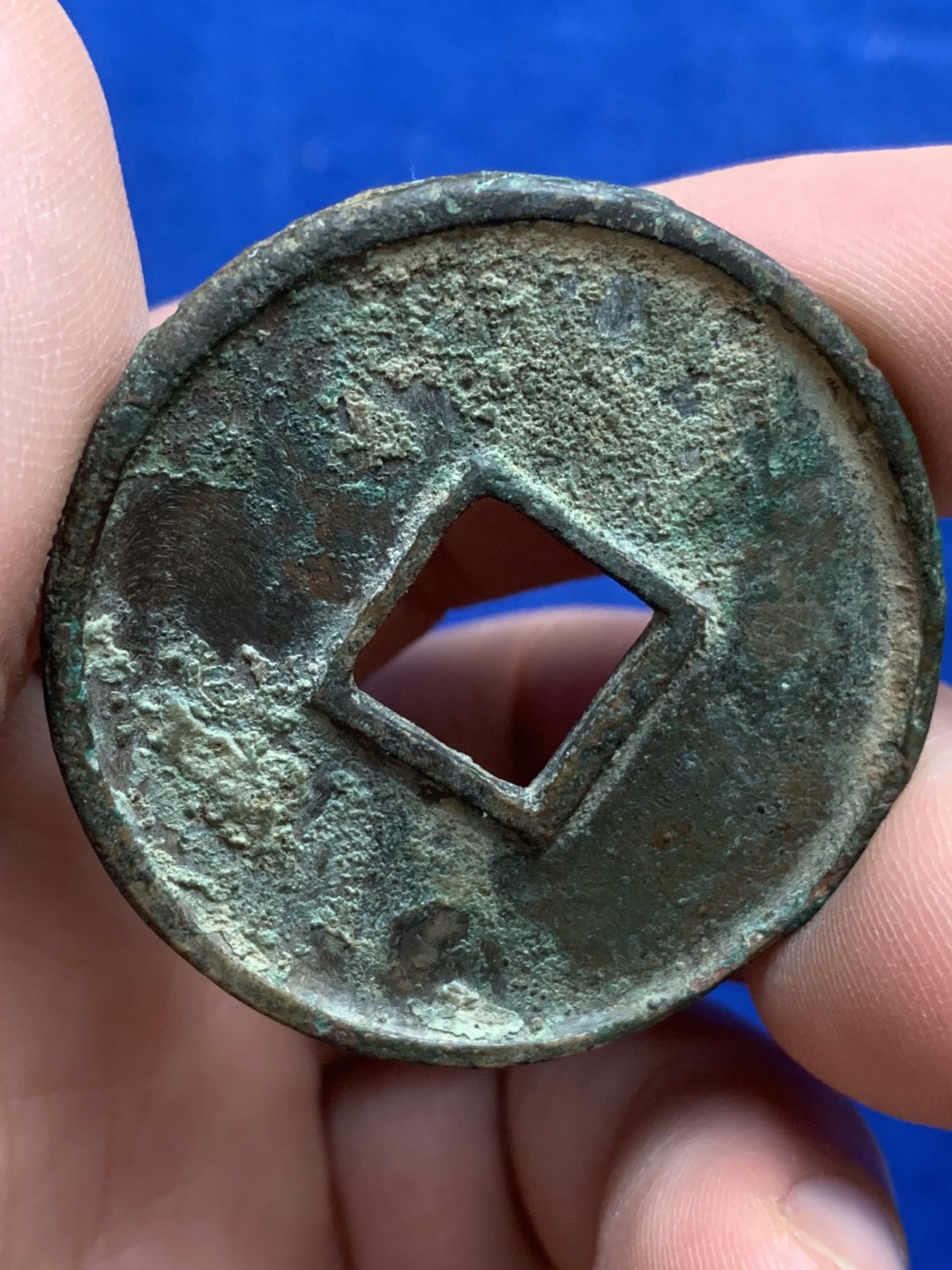 《竞宝斋》第216场-周日，周一 2场 (全场包邮) 大观通宝折十铜币 直径40.6mm 厚3mm 重14.8g 细节见图