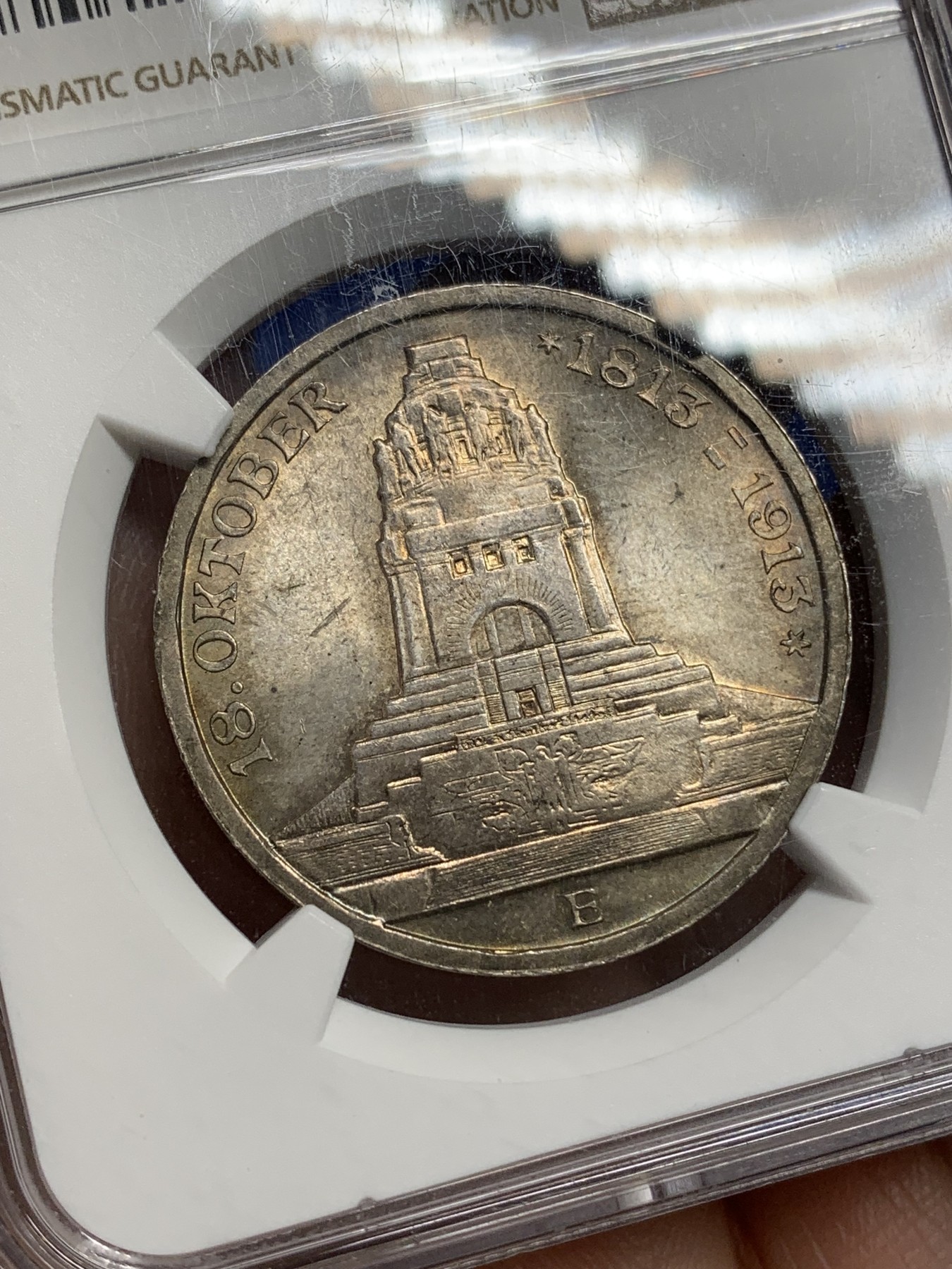 《竞宝斋》第216场-周日，周一 2场 (全场包邮) NGC-MS64 德国1913年萨克森建功碑3马克大银币，莱比锡战役战胜拿破仑百年纪念。绚丽环五彩包浆，转光丝滑，状态喜人。