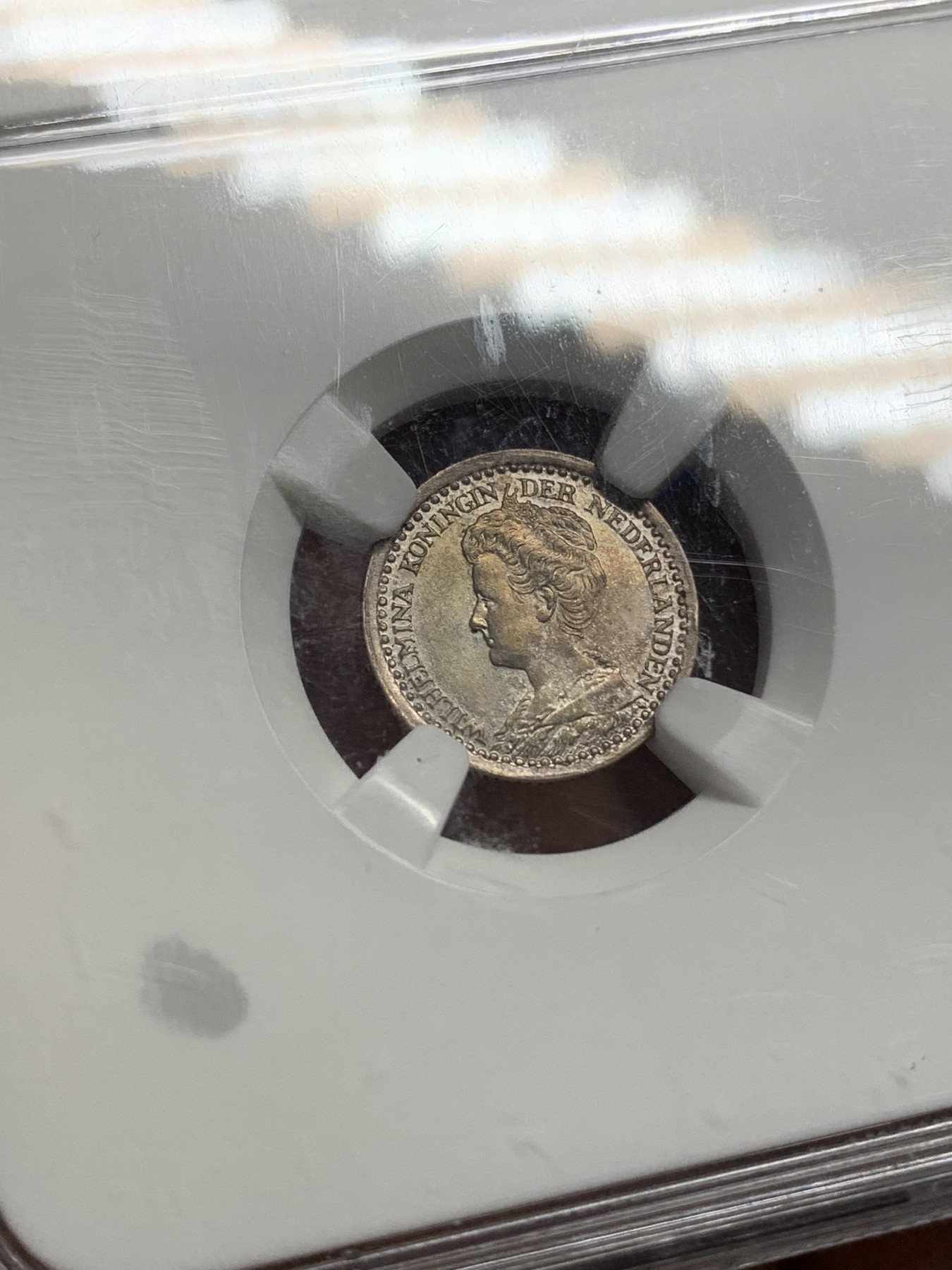 《竞宝斋》第216场-周日，周一 2场 (全场包邮) NGC-MS64 季军分 荷兰1921年威廉明娜女王10分银币，老盒高分，状态极佳。少妇版女王头像，玲珑可爱。