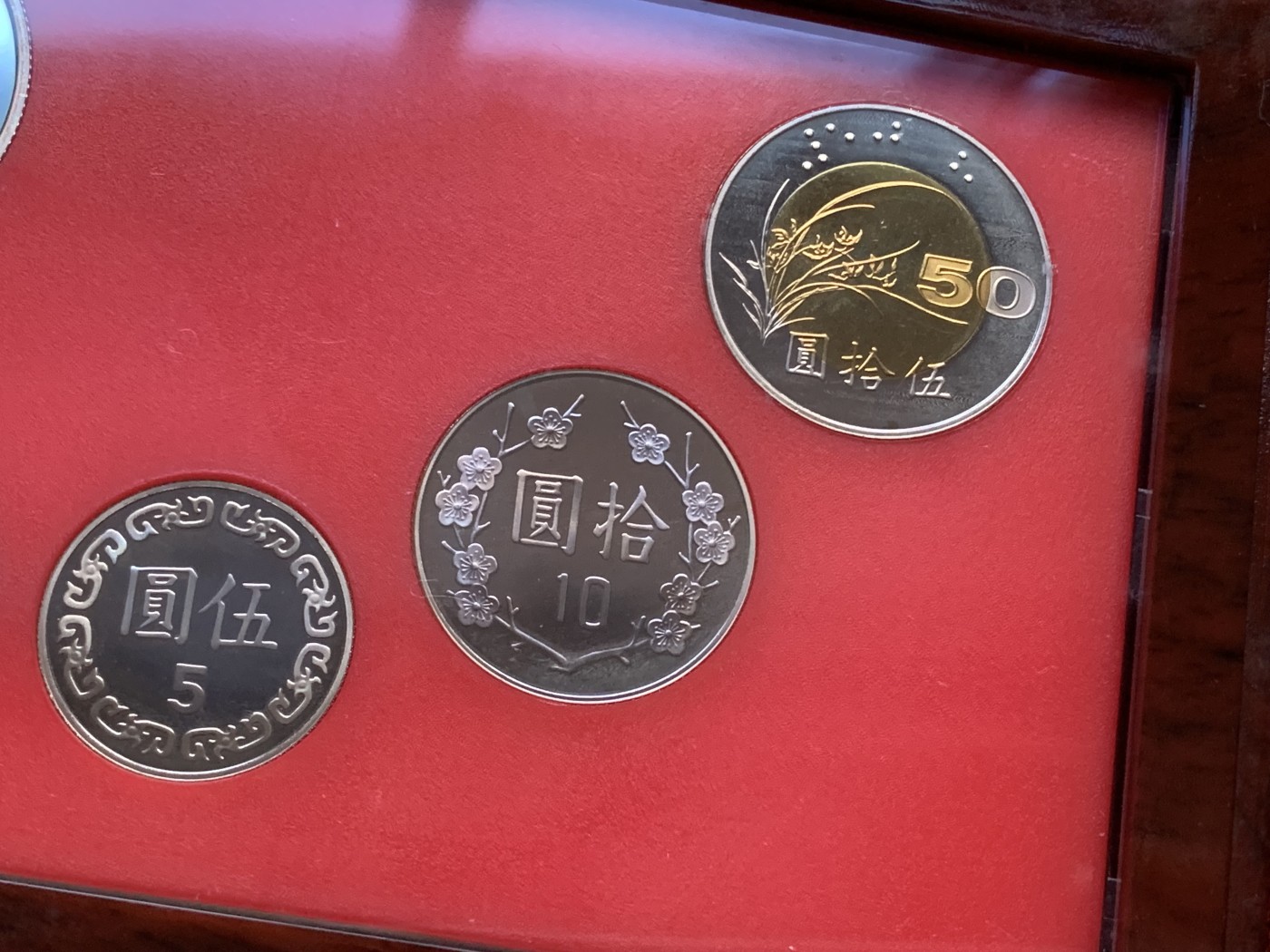 《竞宝斋》第216场-周日，周一 2场 (全场包邮) 台湾省民国九十年第一轮蛇年精致套币含二分之一盎司大银章 少见生肖 市场价四百多元