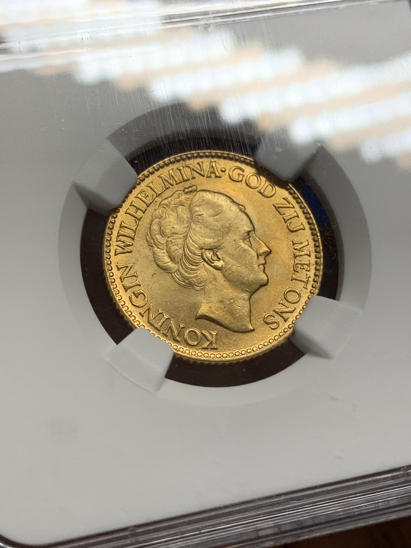 《竞宝斋》第216场-周日，周一 2场 (全场包邮) NGC-MS64 荷兰1925威廉敏娜10盾金币 老年版 好品原光
