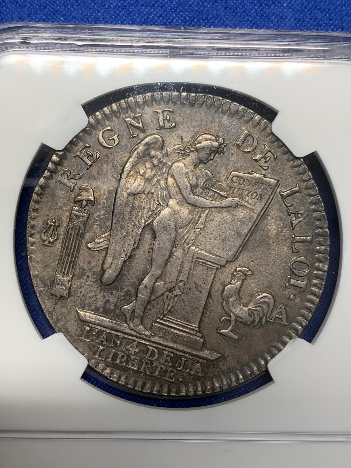 《竞宝斋》第216场-周日，周一 2场 (全场包邮) NGC-MS62 法国 王国版 1792年 路易十六1埃居大银币 稀缺品种 几乎没有减重痕 深黑包浆下闪耀着底板的光泽 所见最好