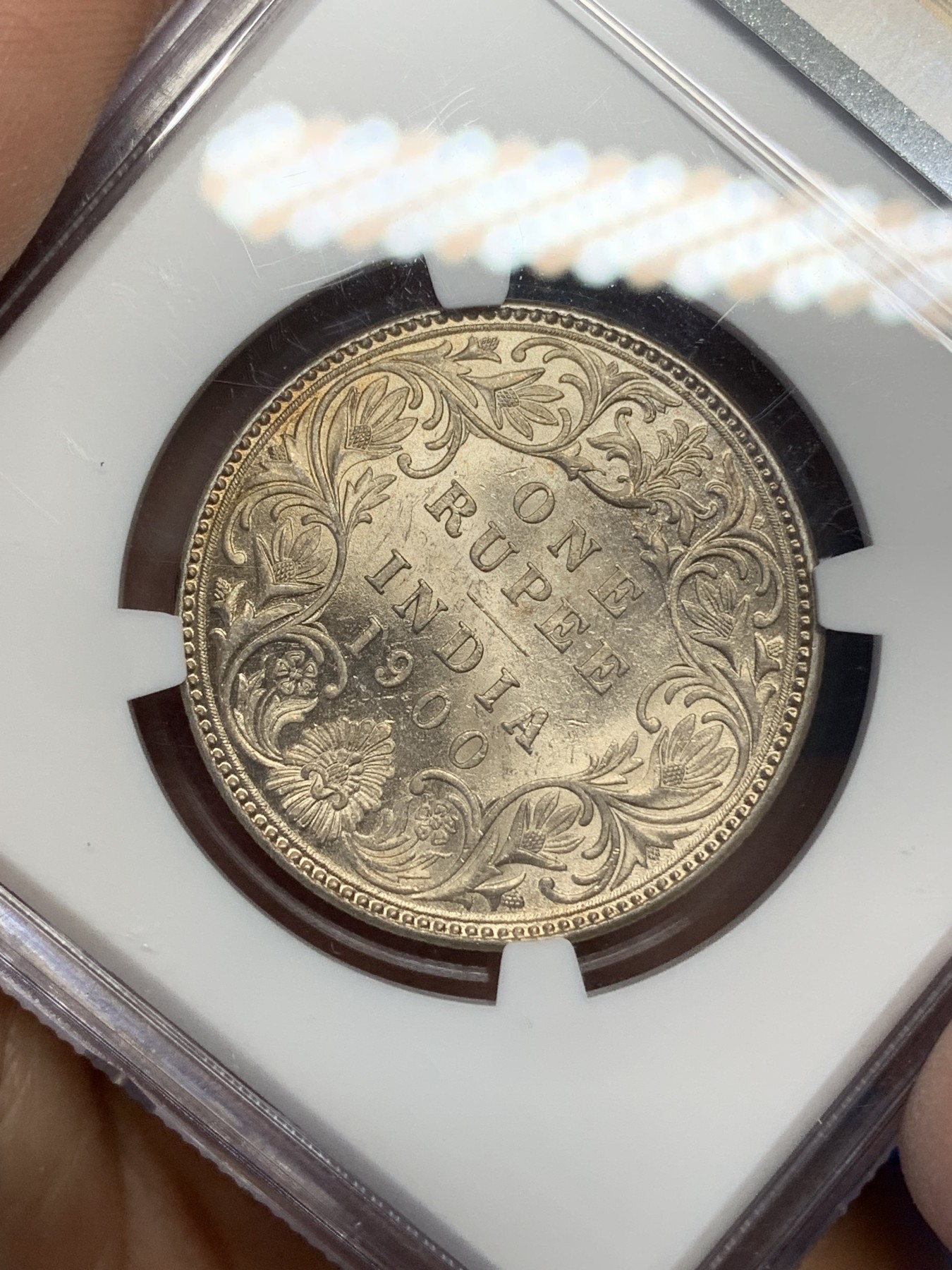 《竞宝斋》第216场-周日，周一 2场 (全场包邮) NGC MS62 印度1900年维多利亚1卢比银币 底板转光好 淡彩包浆