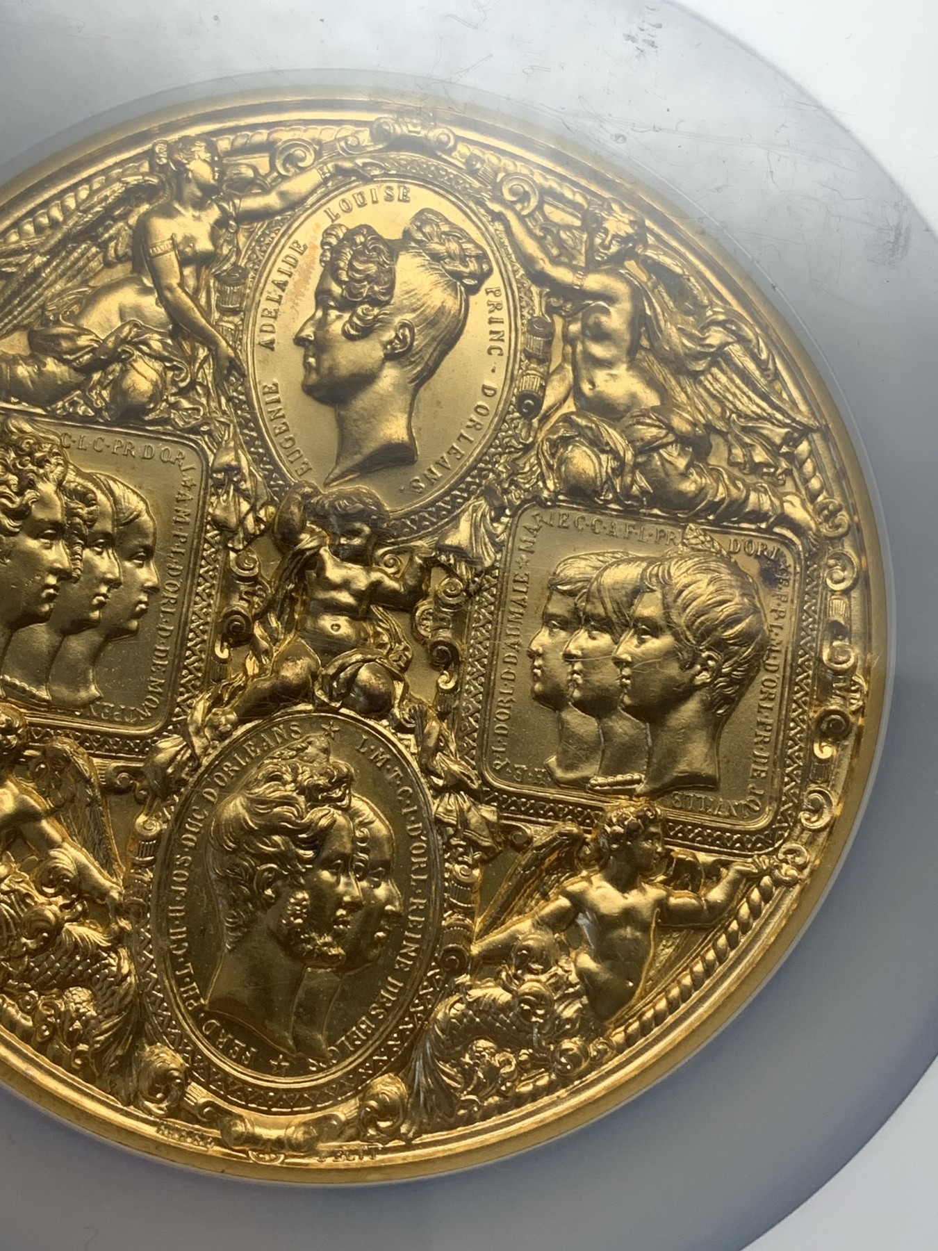 《竞宝斋》第216场-周日，周一 2场 (全场包邮) NGC-MS64 法国 菲利普一世 王室纪念 镀金版超大铜章 和原铸章的细节对比来说应该是原模具后铸，76mm超大规格非常难得