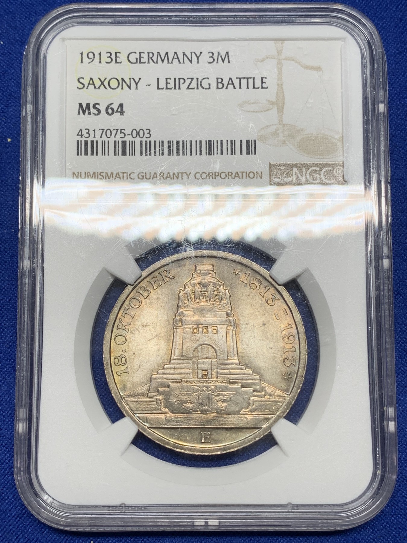 《竞宝斋》第216场-周日，周一 2场 (全场包邮) NGC-MS64 德国1913年萨克森建功碑3马克大银币，莱比锡战役战胜拿破仑百年纪念。绚丽环五彩包浆，转光丝滑，状态喜人。