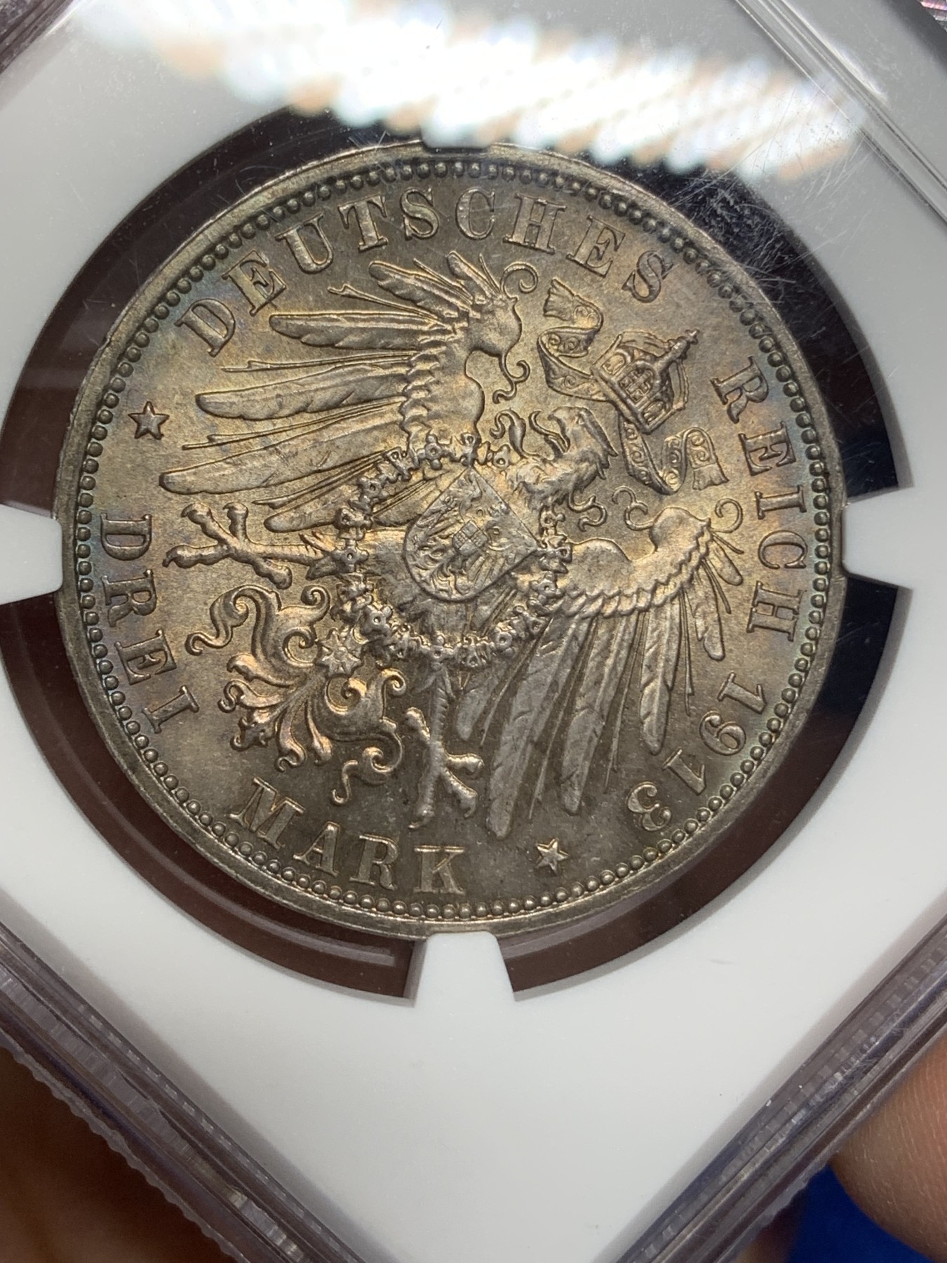 《竞宝斋》第216场-周日，周一 2场 (全场包邮) NGC-MS64 德国1913年萨克森建功碑3马克大银币，莱比锡战役战胜拿破仑百年纪念。绚丽环五彩包浆，转光丝滑，状态喜人。
