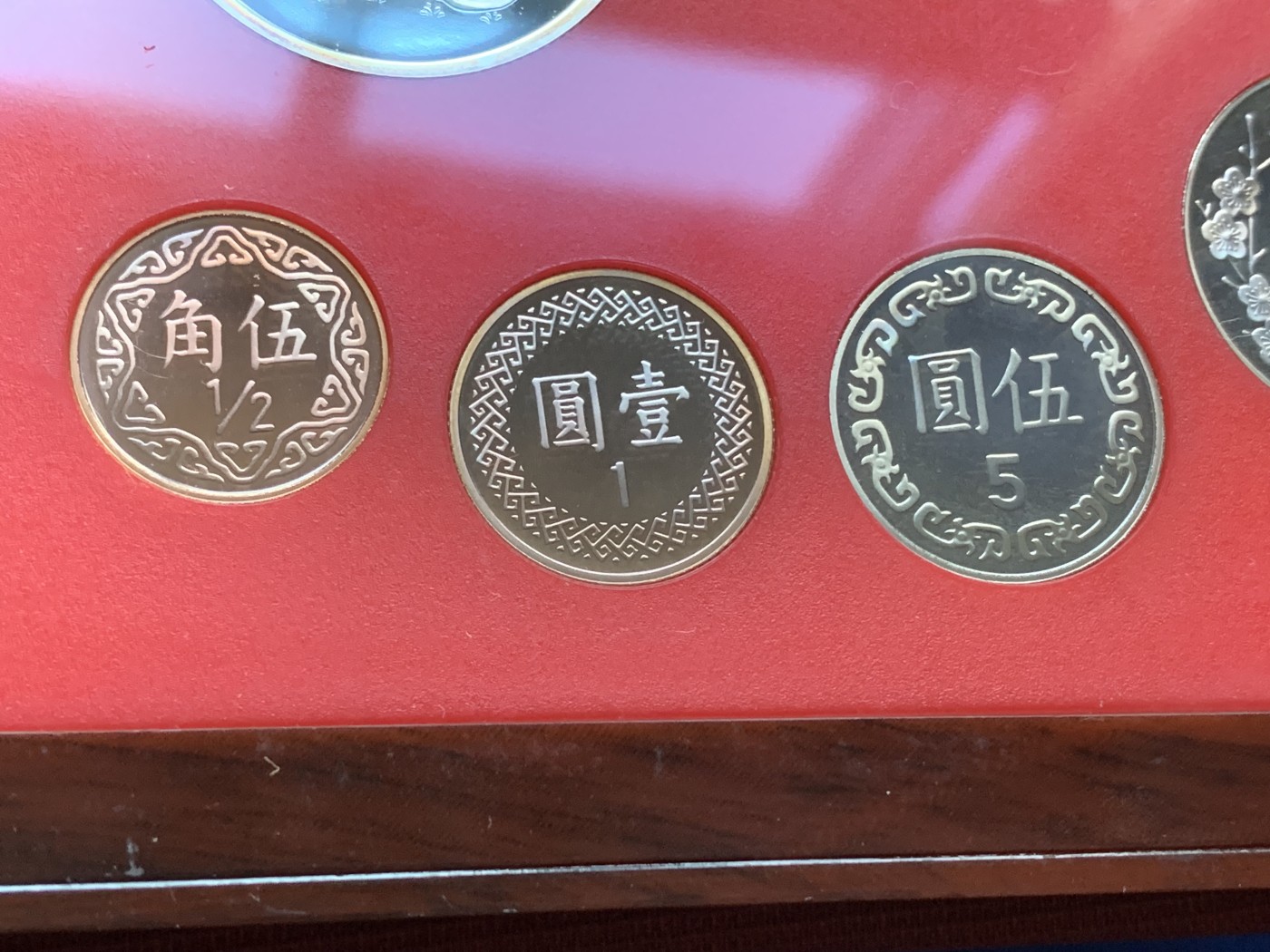 《竞宝斋》第216场-周日，周一 2场 (全场包邮) 台湾省民国九十年第一轮蛇年精致套币含二分之一盎司大银章 少见生肖 市场价四百多元