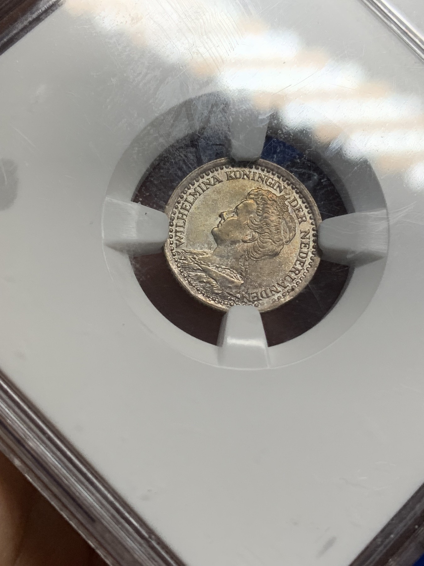《竞宝斋》第216场-周日，周一 2场 (全场包邮) NGC-MS64 季军分 荷兰1921年威廉明娜女王10分银币，老盒高分，状态极佳。少妇版女王头像，玲珑可爱。