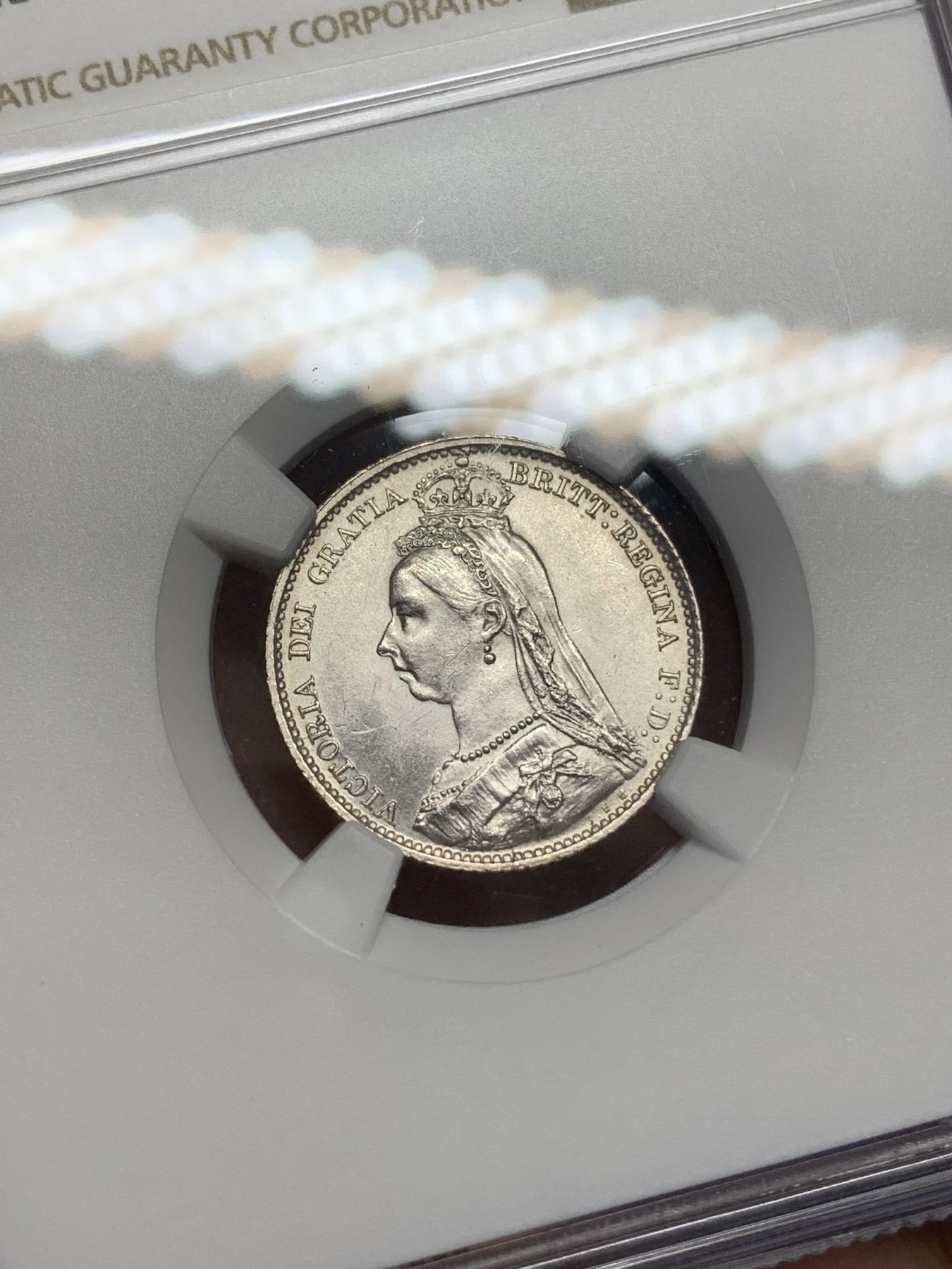 《竞宝斋》第216场-周日，周一 2场 (全场包邮) NGC-MS62 英国1892年维多利亚高冠6便士-数字面值版