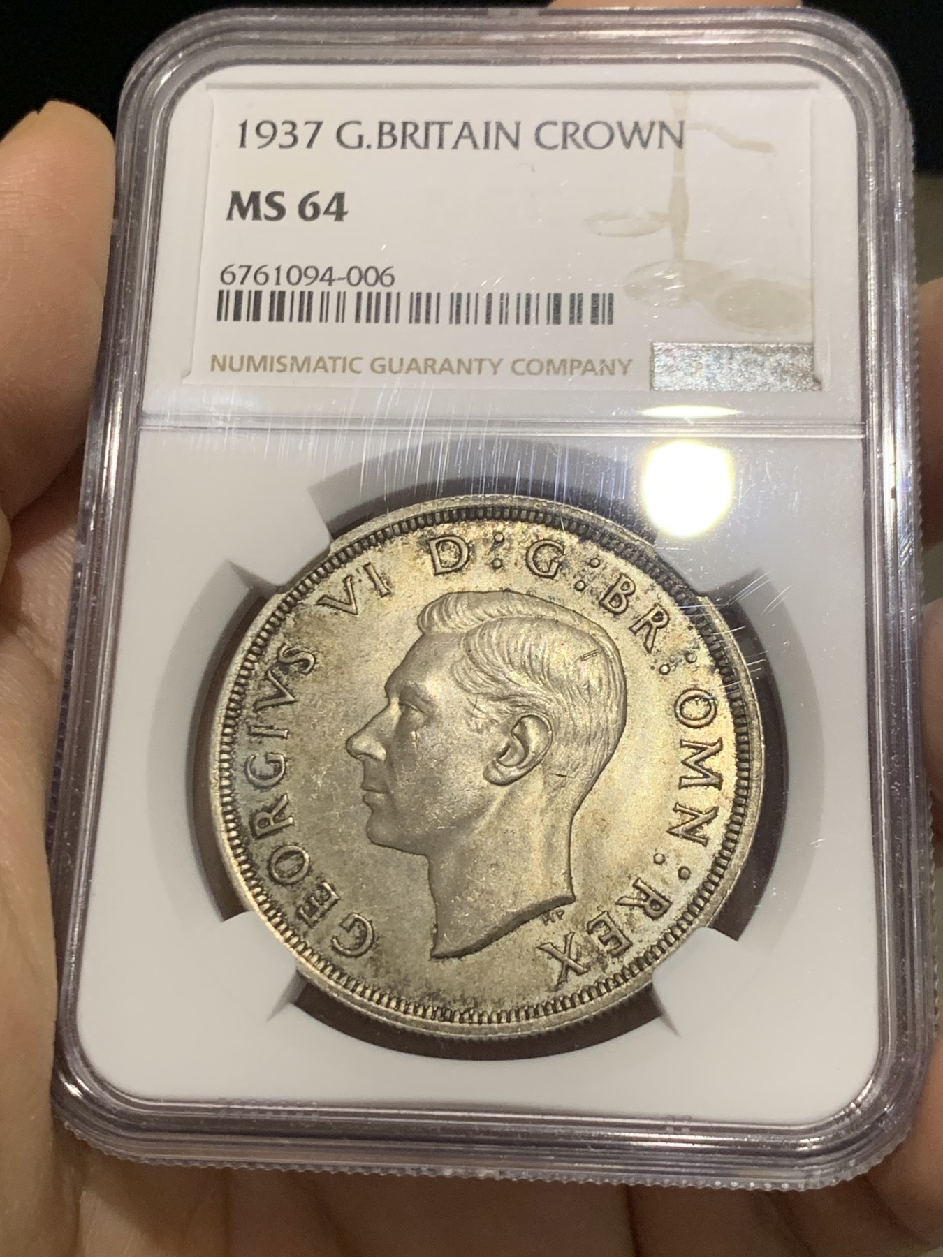 《竞宝斋》第216场-周日，周一 2场 (全场包邮) NGC- MS64 英国1937年乔治六世登基纪念克朗银币，深彩包浆，光度很强。64及以上的登基很少。