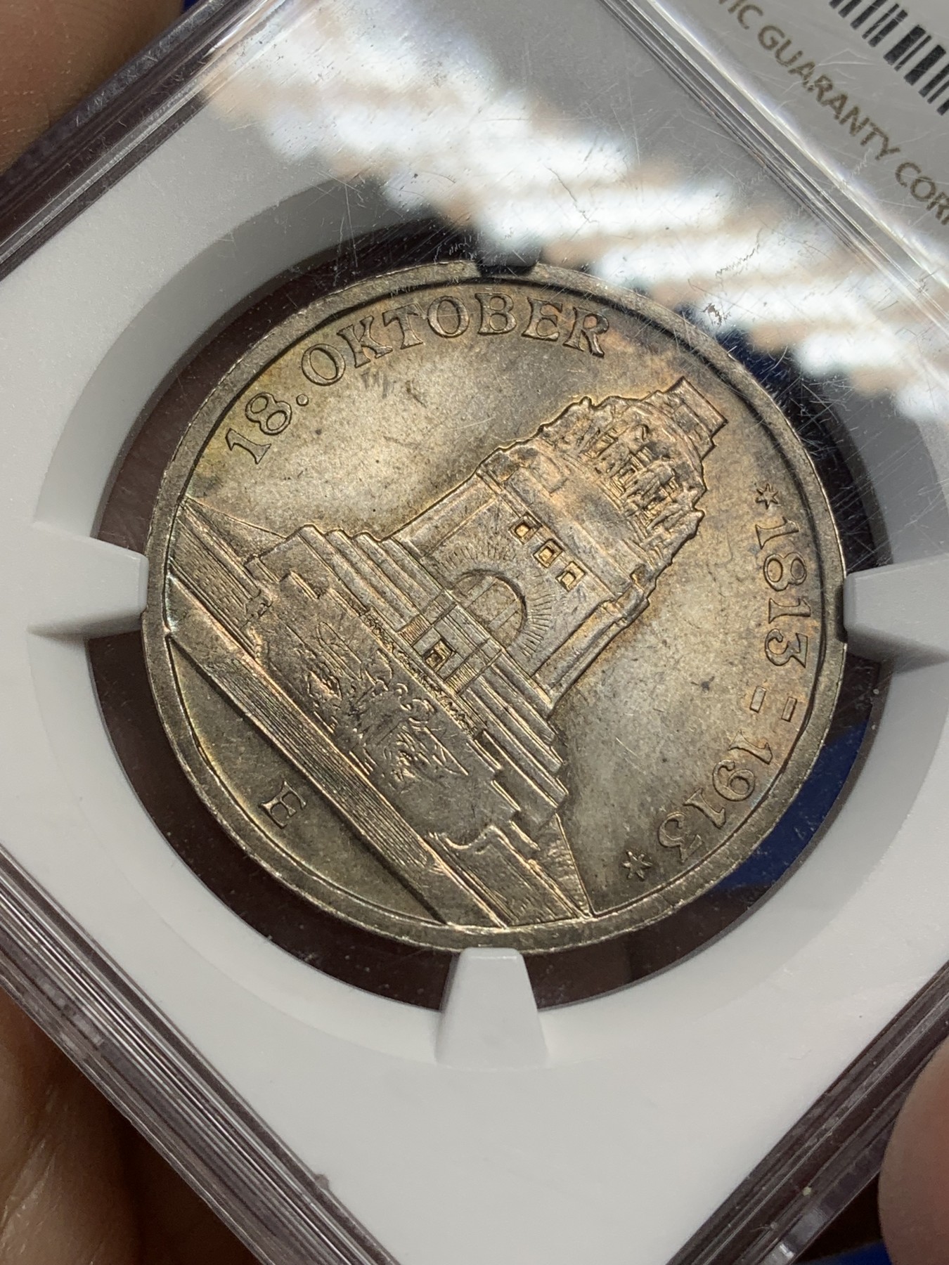 《竞宝斋》第216场-周日，周一 2场 (全场包邮) NGC-MS64 德国1913年萨克森建功碑3马克大银币，莱比锡战役战胜拿破仑百年纪念。绚丽环五彩包浆，转光丝滑，状态喜人。