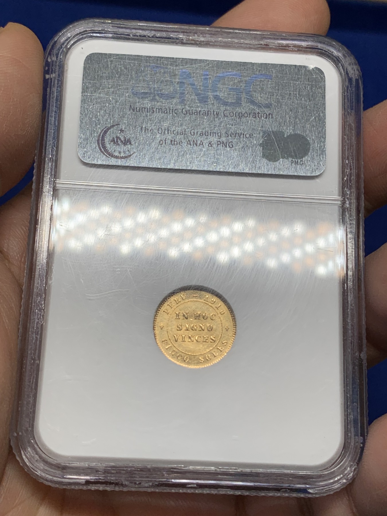 《竞宝斋》第216场-周日，周一 2场 (全场包邮) NGC-MS63 秘鲁 1910年5SOLES金币 少见品种 早期老盒严评
