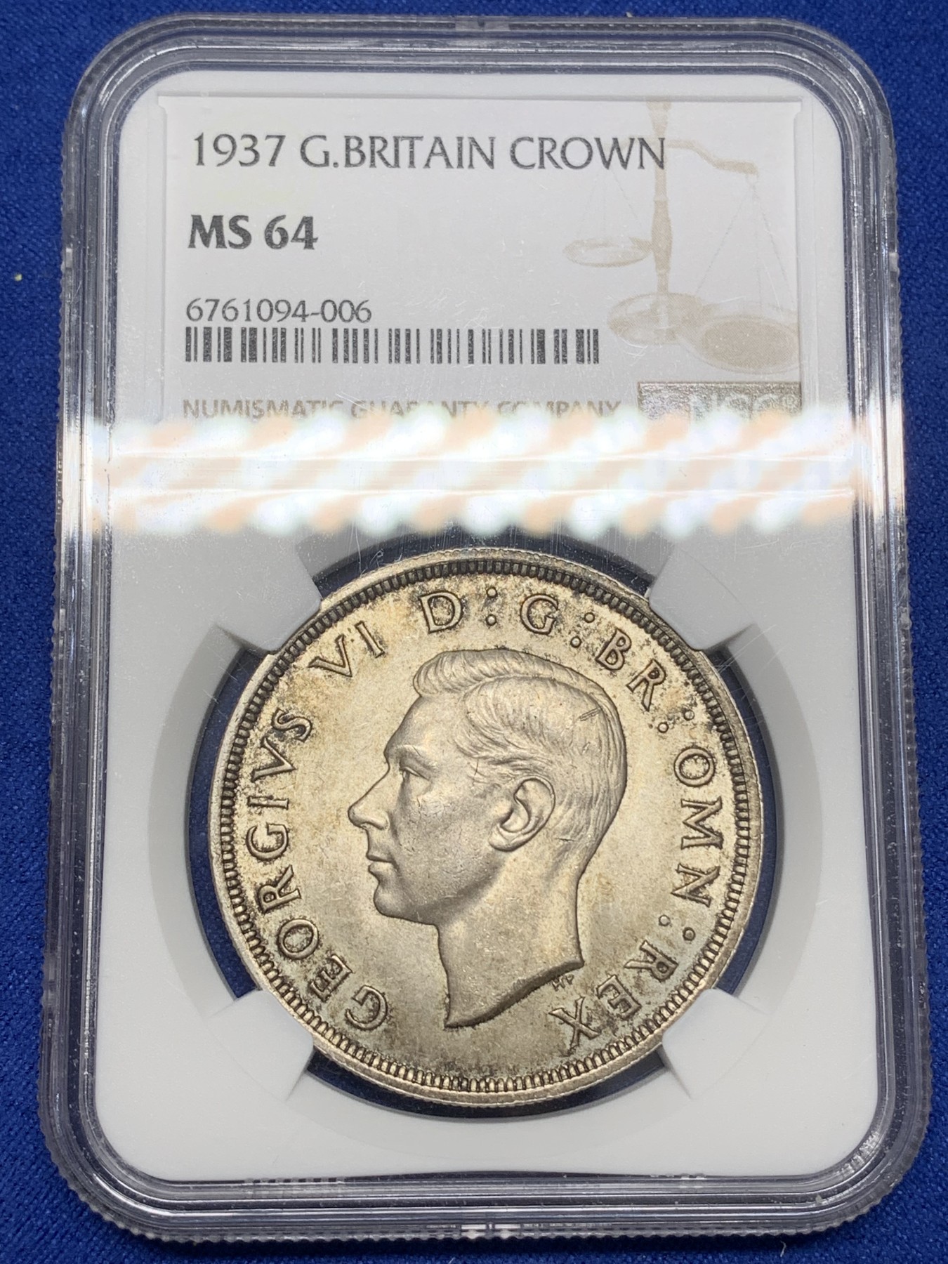 《竞宝斋》第216场-周日，周一 2场 (全场包邮) NGC- MS64 英国1937年乔治六世登基纪念克朗银币，深彩包浆，光度很强。64及以上的登基很少。