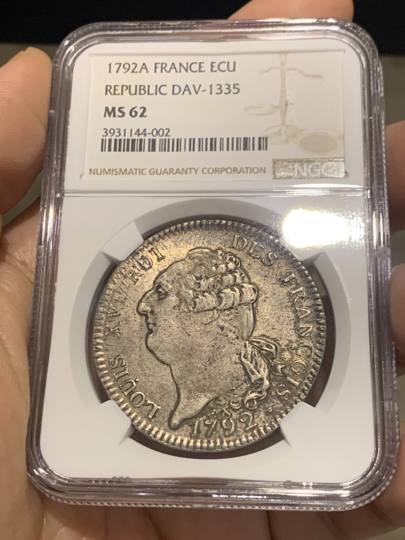 《竞宝斋》第216场-周日，周一 2场 (全场包邮) NGC-MS62 法国 王国版 1792年 路易十六1埃居大银币 稀缺品种 几乎没有减重痕 深黑包浆下闪耀着底板的光泽 所见最好