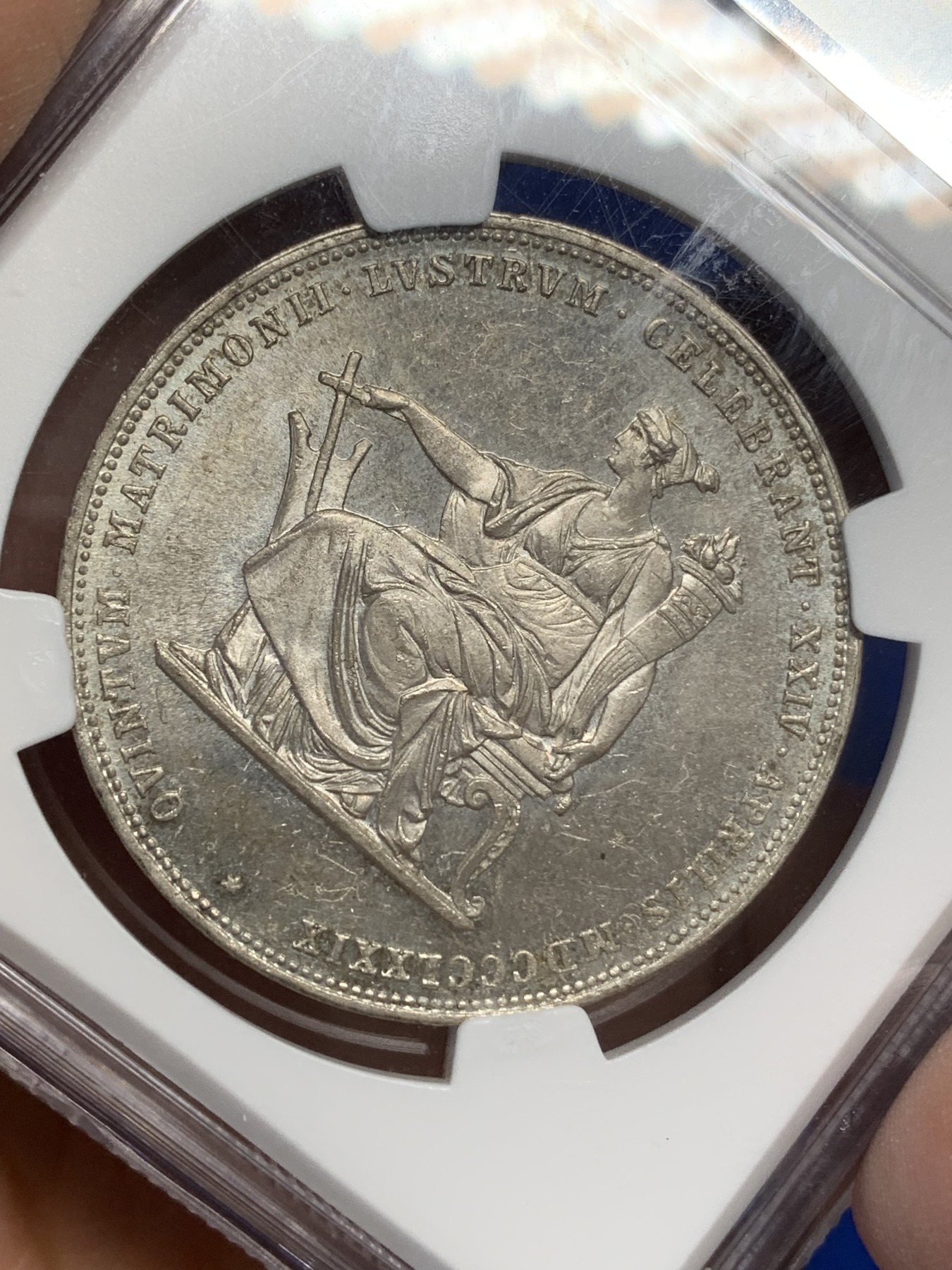 《竞宝斋》第216场-周日，周一 2场 (全场包邮) NGC-MS63 奥地利1879年茜茜公主结婚纪念 2福林=1泰勒 双面淡彩包浆 PL底板 感觉低评了