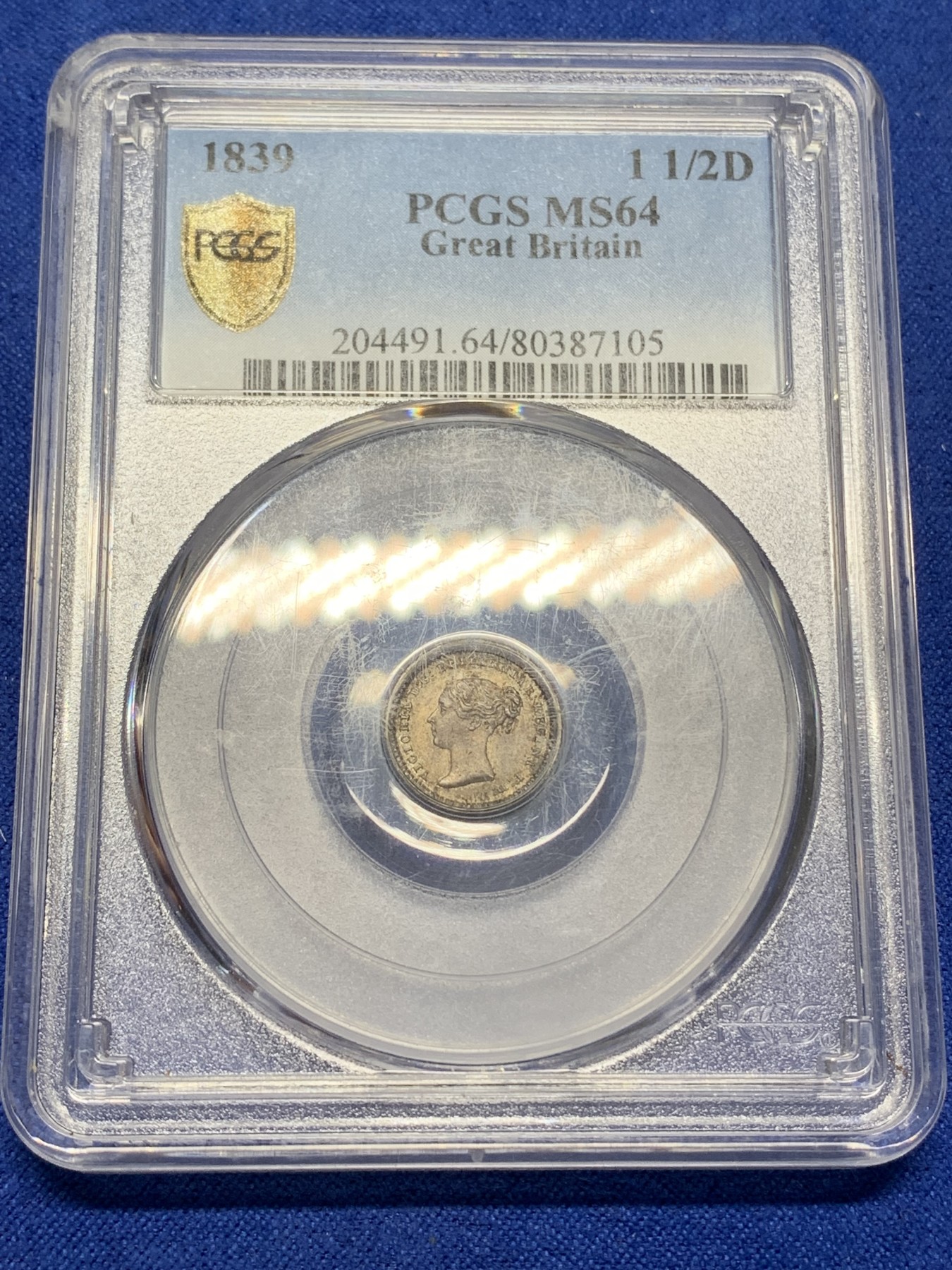 《竞宝斋》第216场-周日，周一 2场 (全场包邮) 亚军分 PCGS-MS64 英国1839年维多利亚1.5便士银币 好彩 少见品种 盒子左上角有磕，不影响币