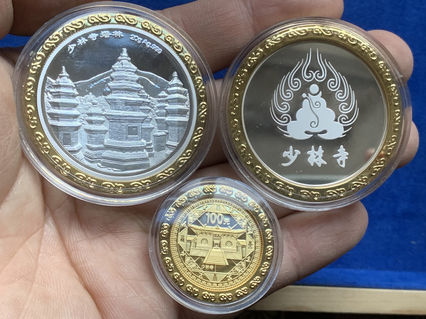 《竞宝斋》第216场-周日，周一 2场 (全场包邮) 世界遗产—天地之中金币加少林寺开光银章 金币银章极美品相 金币重1/4盎司即7.776克 银章共总40克999足银带证书和开光证书