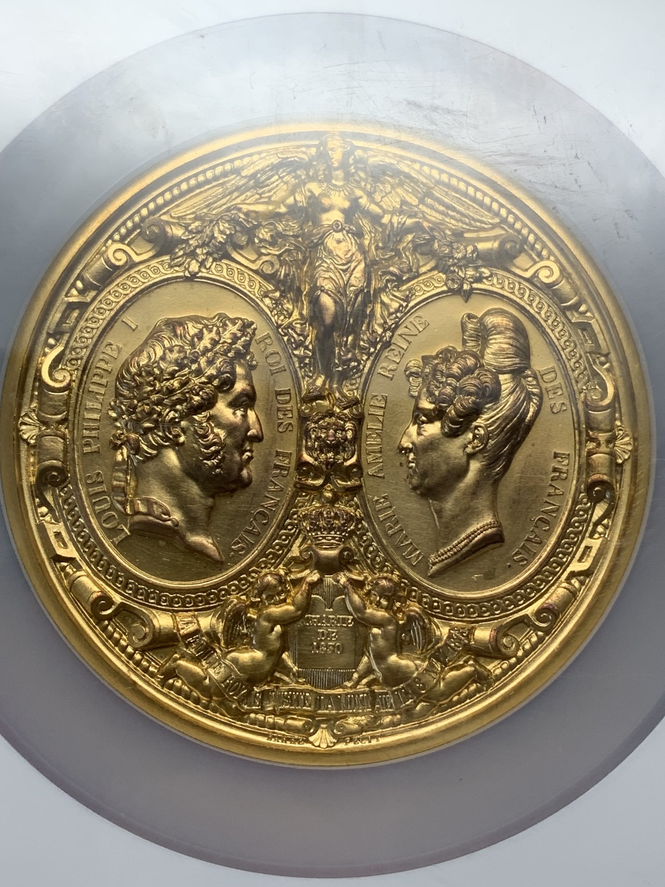 《竞宝斋》第216场-周日，周一 2场 (全场包邮) NGC-MS64 法国 菲利普一世 王室纪念 镀金版超大铜章 和原铸章的细节对比来说应该是原模具后铸，76mm超大规格非常难得