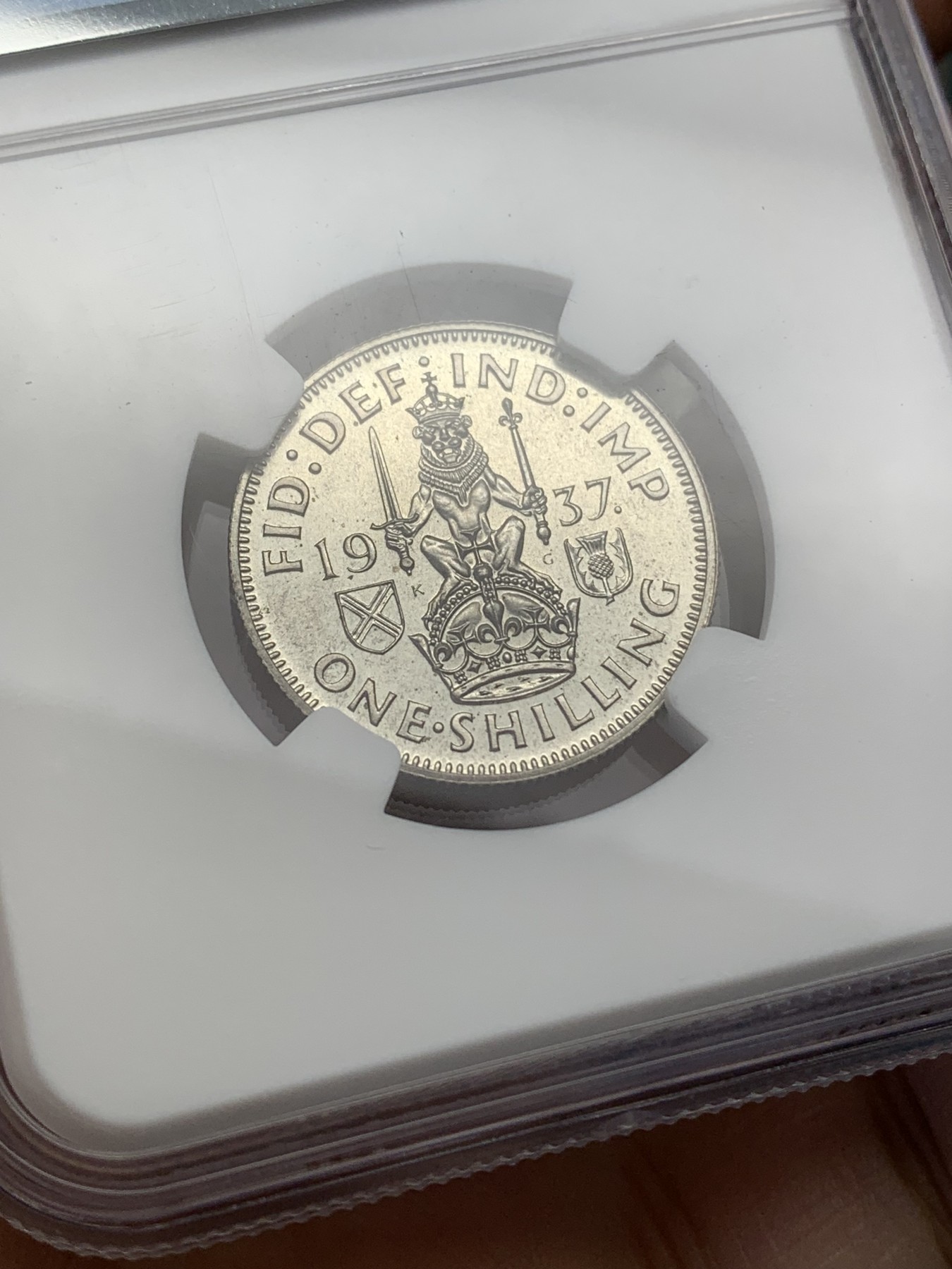 《竞宝斋》第216场-周日，周一 2场 (全场包邮) NGC-PF62 英国1937年乔治六世坐狮精制1先令银币 蓝彩