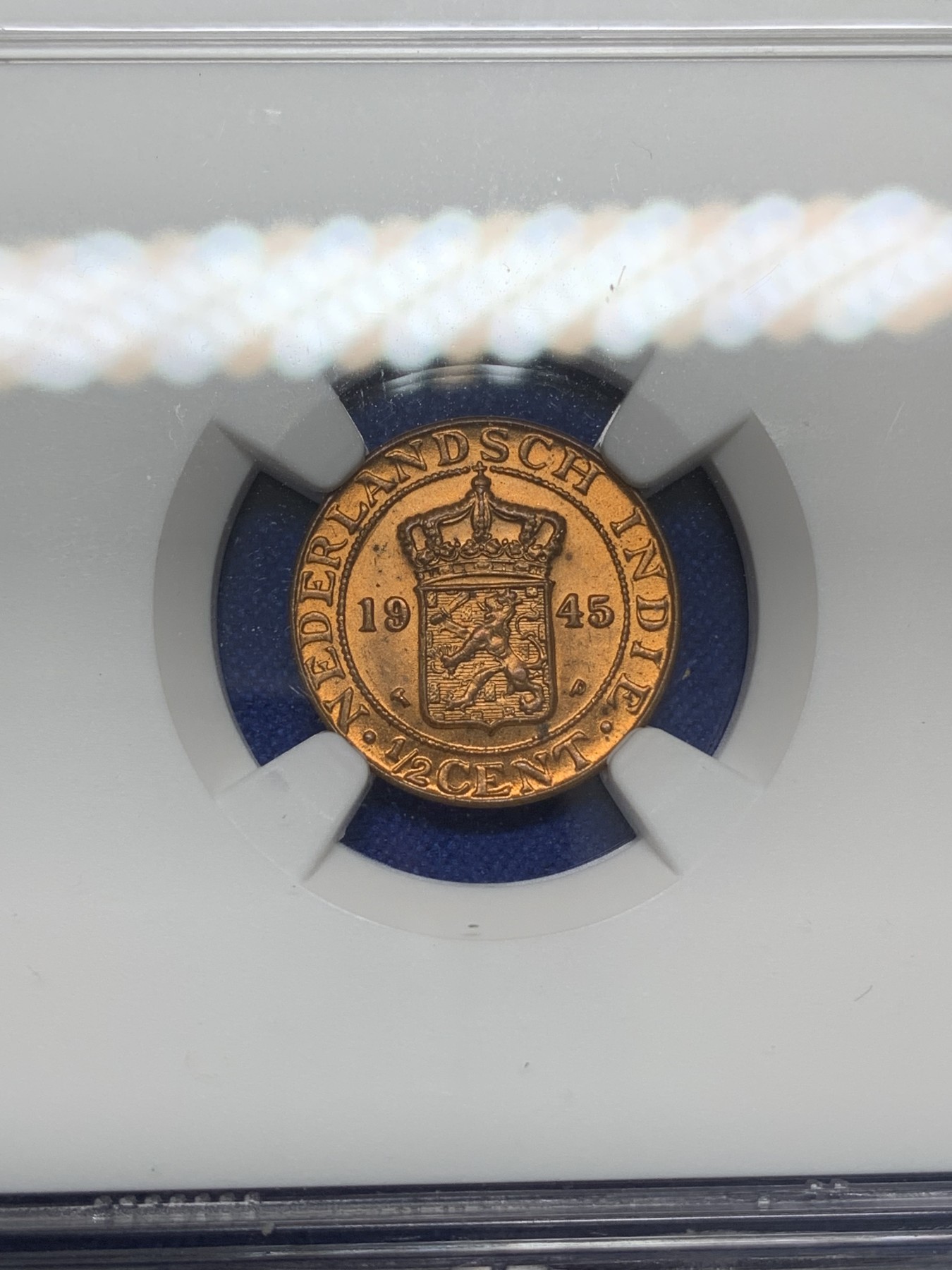 《竞宝斋》第216场-周日，周一 2场 (全场包邮) NGC-MS65RD 荷属东印度群岛 今印尼 1945年P版 1/2分铜币 卷拆 小面值难得