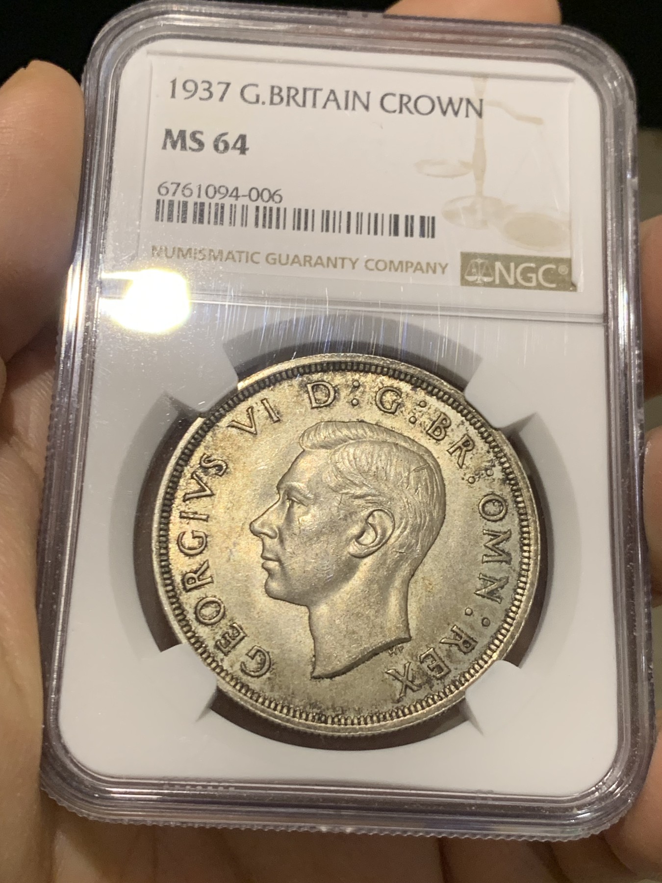 《竞宝斋》第216场-周日，周一 2场 (全场包邮) NGC- MS64 英国1937年乔治六世登基纪念克朗银币，深彩包浆，光度很强。64及以上的登基很少。