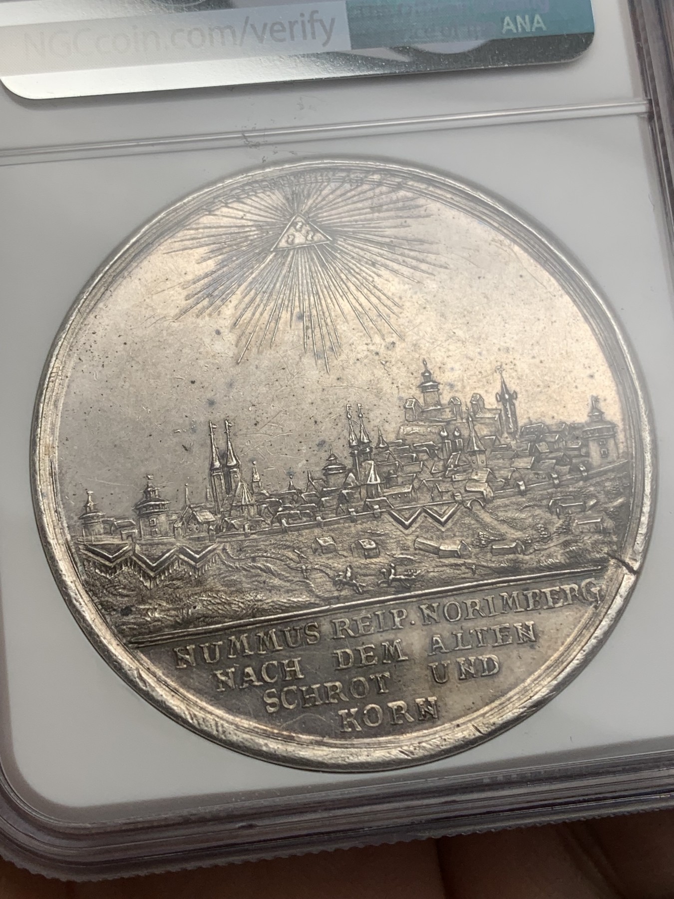 《竞宝斋》第216场-周日，周一 2场 (全场包邮) 冠军分 NGC PL62 德国 纽伦堡 1688 景观泰勒 大银币 稀缺品种 双面景观 昆克2022一枚裸币含佣金1.3W欧元成交 一枚便是所有 PL不好拍图 实物更好