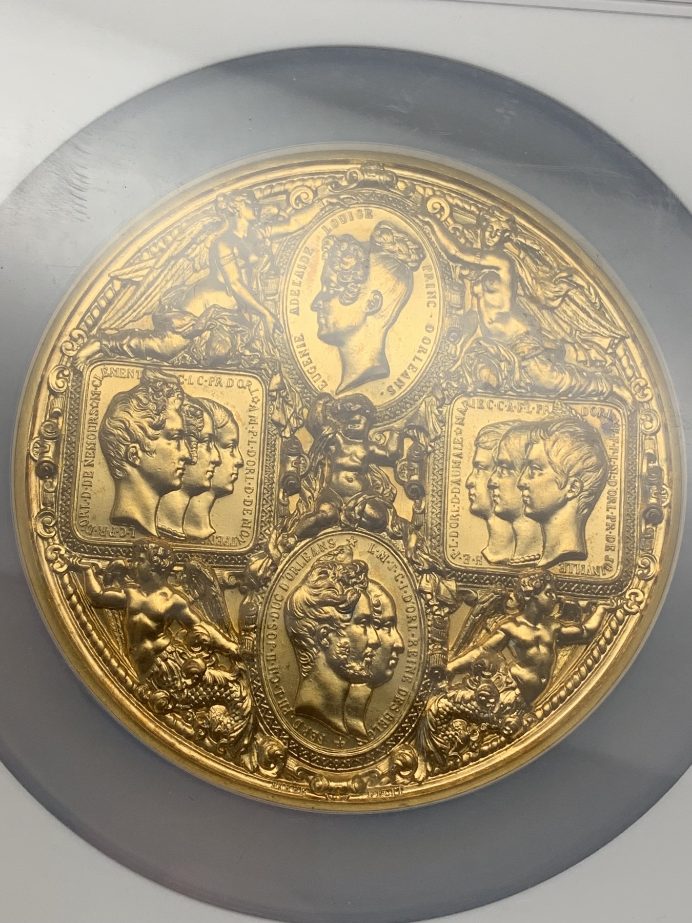 《竞宝斋》第216场-周日，周一 2场 (全场包邮) NGC-MS64 法国 菲利普一世 王室纪念 镀金版超大铜章 和原铸章的细节对比来说应该是原模具后铸，76mm超大规格非常难得