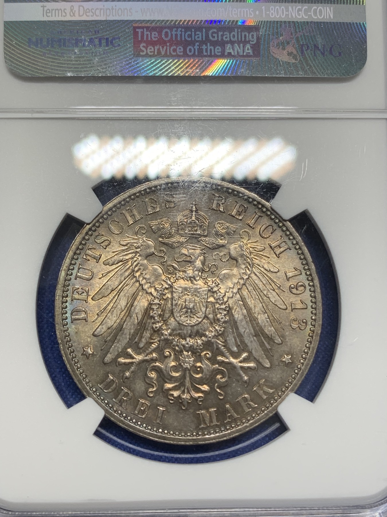 《竞宝斋》第216场-周日，周一 2场 (全场包邮) NGC-MS64 德国1913年萨克森建功碑3马克大银币，莱比锡战役战胜拿破仑百年纪念。绚丽环五彩包浆，转光丝滑，状态喜人。