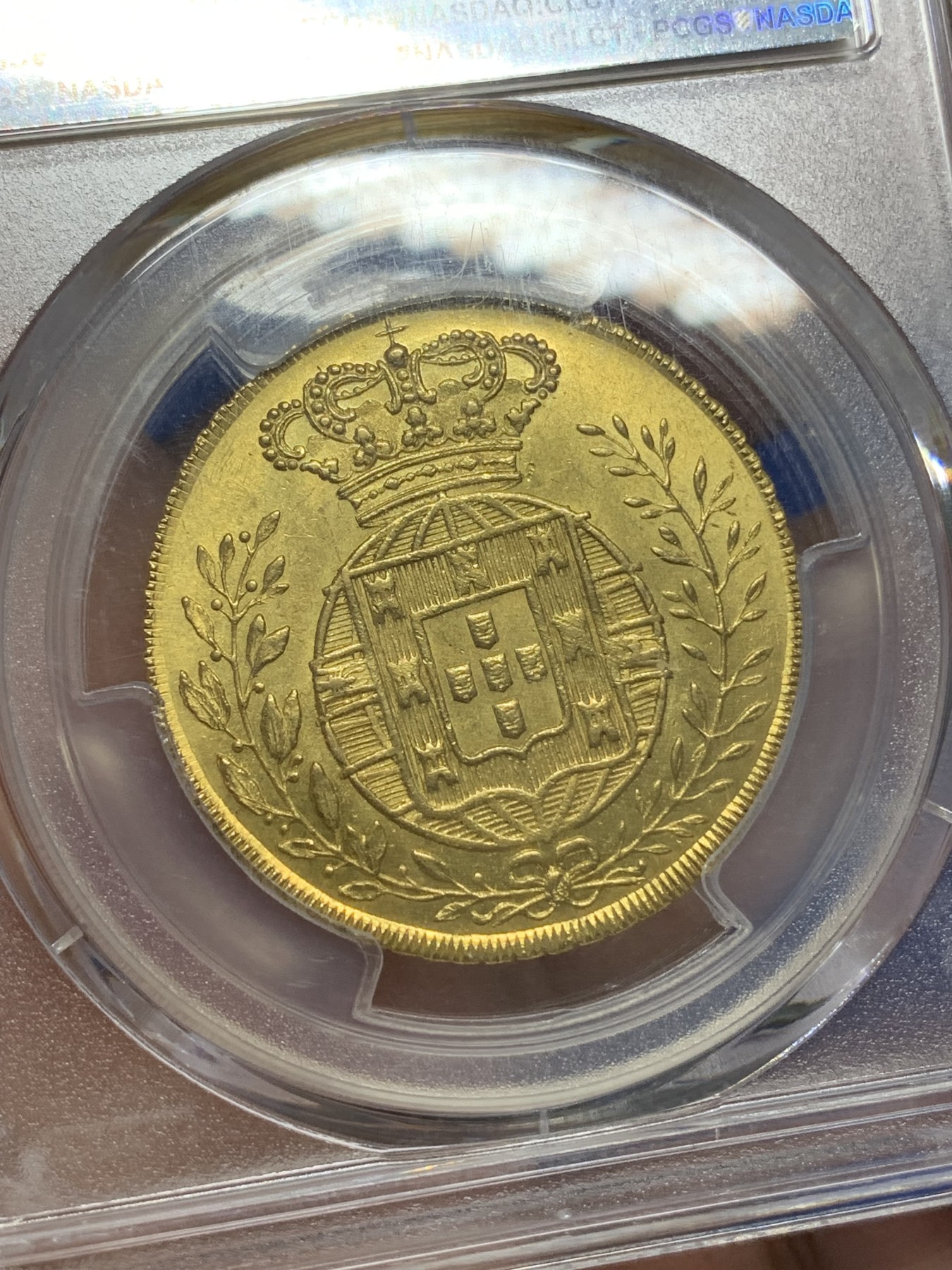 《竞宝斋》第216场-周日，周一 2场 (全场包邮) PCGS MS63 葡萄牙1824年若昂六世PECA金币 葡萄牙本土最大金币，与4埃斯库多制型相同，BU品，金光闪闪