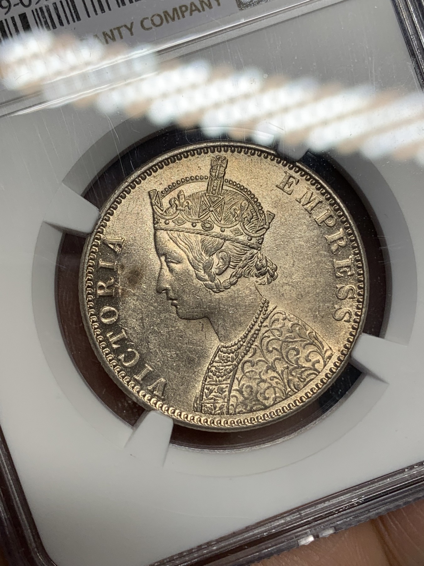 《竞宝斋》第216场-周日，周一 2场 (全场包邮) NGC MS62 印度1900年维多利亚1卢比银币 底板转光好 淡彩包浆